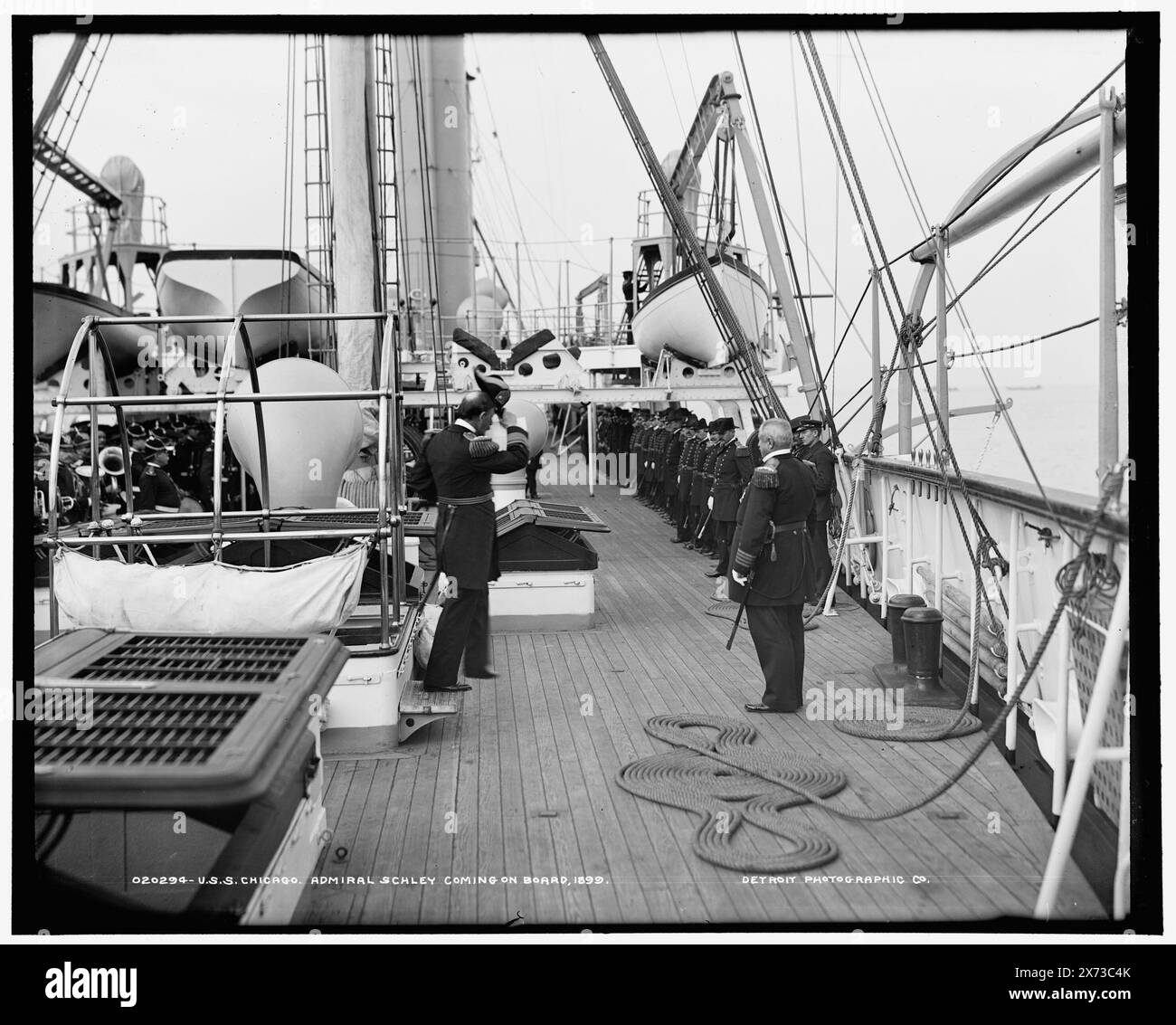 U.S.S. Chicago, l'ammiraglio Schley viene a bordo, Detroit Publishing Co. N. 020294., Gift; State Historical Society of Colorado; 1949, Schley, Winfield Scott, 1839-1911. , Chicago (Cruiser) , Stati Uniti., Marina. , Cruisers (navi da guerra), americano. , Ufficiali militari, americani. Foto Stock