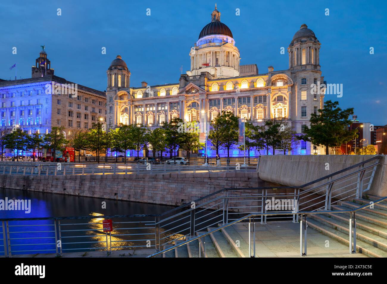 Serata all'edificio del porto di Liverpool a Liverpool, Inghilterra. Foto Stock