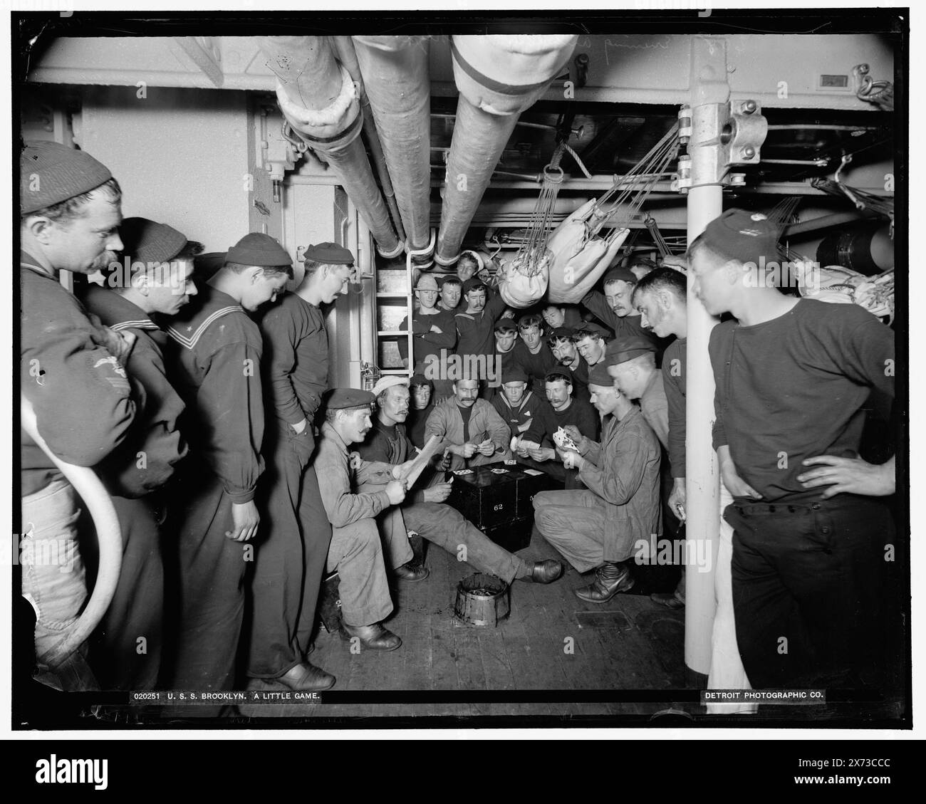 U.S.S. Brooklyn, a Little game, Attribution based on negative D4-20231., Date based on Detroit, Catalogue J (1901)., Detroit Publishing Co. N. 020251., Gift; State Historical Society of Colorado; 1949, Brooklyn (Cruiser) , Stati Uniti., Navy. , Marinai, americani. , Giochi di carte. , Cruisers (navi da guerra), americano. , Interni. Foto Stock