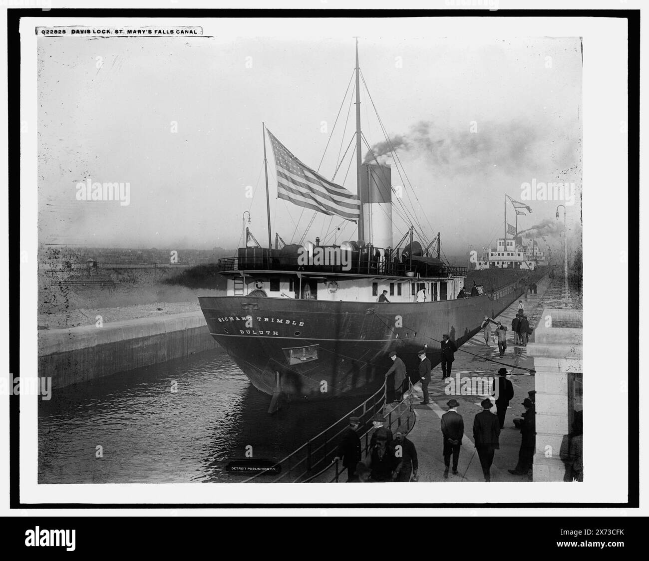 Davis lock, St. Mary's Falls Canal, corrispondente vetro trasparente (con lo stesso codice di serie) disponibile su videodisc frame 1A-30683., 'Duluth' sotto il nome della nave., '4' su Transparency., Detroit Publishing Co. N. 022825., Gift; State Historical Society of Colorado; 1949, Richard Trimble (Freighter) , Cargo Ships. , Locks (Hydraulic Engineering) , Stati Uniti, Michigan, Sault Sainte Marie Canal. Foto Stock
