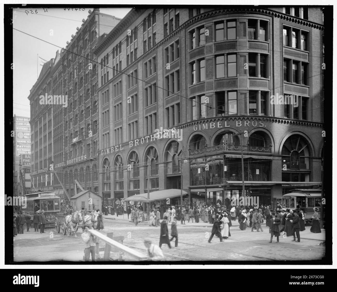 Gimbel Brothers Store, Philadelphia, Pa., Title from jacket., 'H 359' on negative., Detroit Publishing Co. N. 034744., Gift; State Historical Society of Colorado; 1949, grandi magazzini. , Strade. , Stati Uniti, Pennsylvania, Filadelfia. Foto Stock