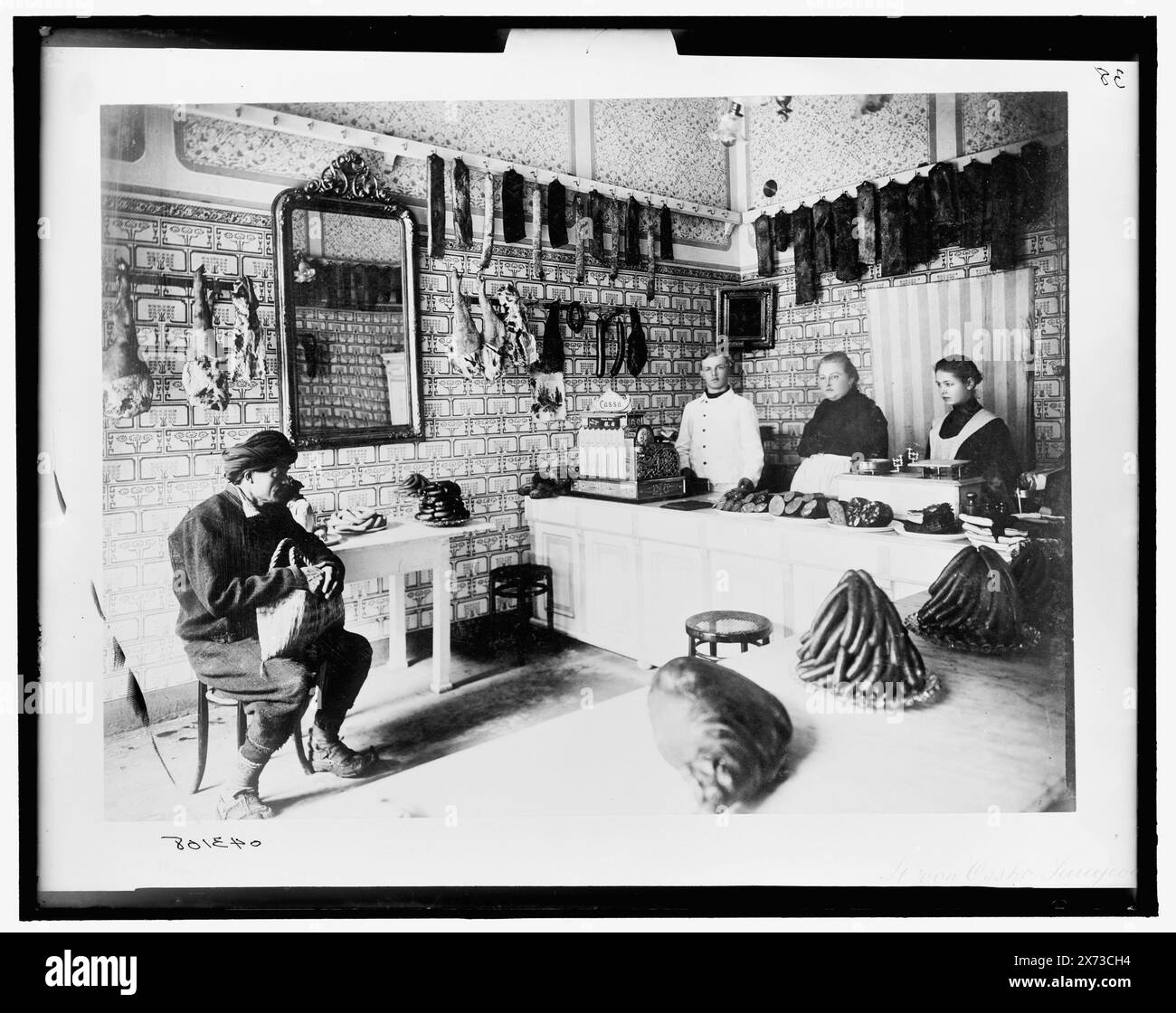 St. Bon Ossko, macelleria, Erzegovina, titolo da giacca, probabilmente in Hercegovina, Jugoslavia., 'fatto specialmente per la National Cash Register Company' su giacca., '38' su negativo., Detroit Publishing Co. n.. 043108., Gift; State Historical Society of Colorado; 1949, Butcher Shops. , Interni. , Registratori di cassa. , Bosnia ed Erzegovina. Foto Stock