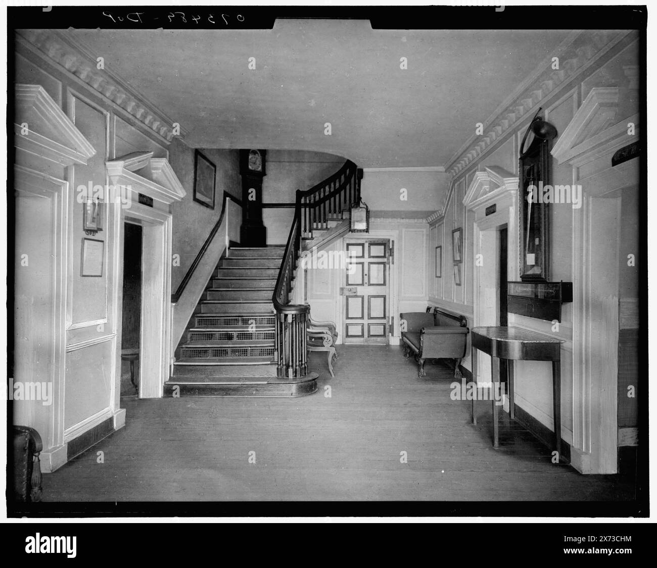 MT. Vernon Mansion, sala principale, negativi sono varianti vicine., Detroit Publishing Co. N. 073489., Gift; State Historical Society of Colorado; 1949, Washington, George, 1732-1799, case e luoghi di ritrovo. , Stati. , Abitazioni. , Interni. , Scalinate. , Stati Uniti, Virginia, Mount Vernon (Estate) Foto Stock