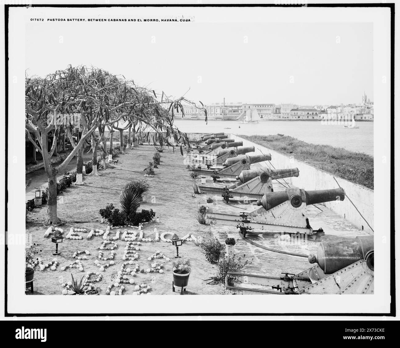 Pastoda Battery, Between Cabanas and El Morro, Havana, Cuba, Stones on Ground: Republica de Cuba, 2 maggio, de , ., disponibile anche come stampa fotografica nel LOTTO 9319 con copia negativa LC-USZ62-55519 (pellicola in bianco e nero neg.)., '188' on negative., Detroit Publishing Co. N.. 017672., Gift; State Historical Society of Colorado; 1949, Batteries (Weaponry) , Cannons. , Cuba, l'Avana. Foto Stock