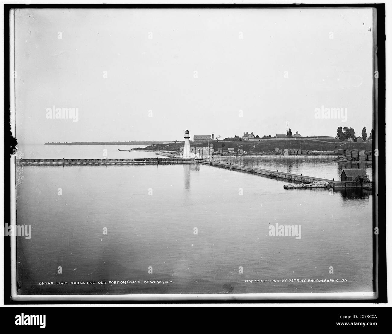 Light House and Old Fort Ontario, Oswego, N.Y., negative è la copia di una foto protetta da copyright 1900; trasparenza protetta da copyright 1900., corrispondente trasparente (stesso codice di serie) disponibile su videodisc frame 1A-29380., Detroit Publishing Co. N.. 012160., Gift; State Historical Society of Colorado; 1949, Forts & fortifications. , Fari. , Stati Uniti, New York (Stato), Oswego. , Stati Uniti, New York (Stato), Fort Ontario. Foto Stock