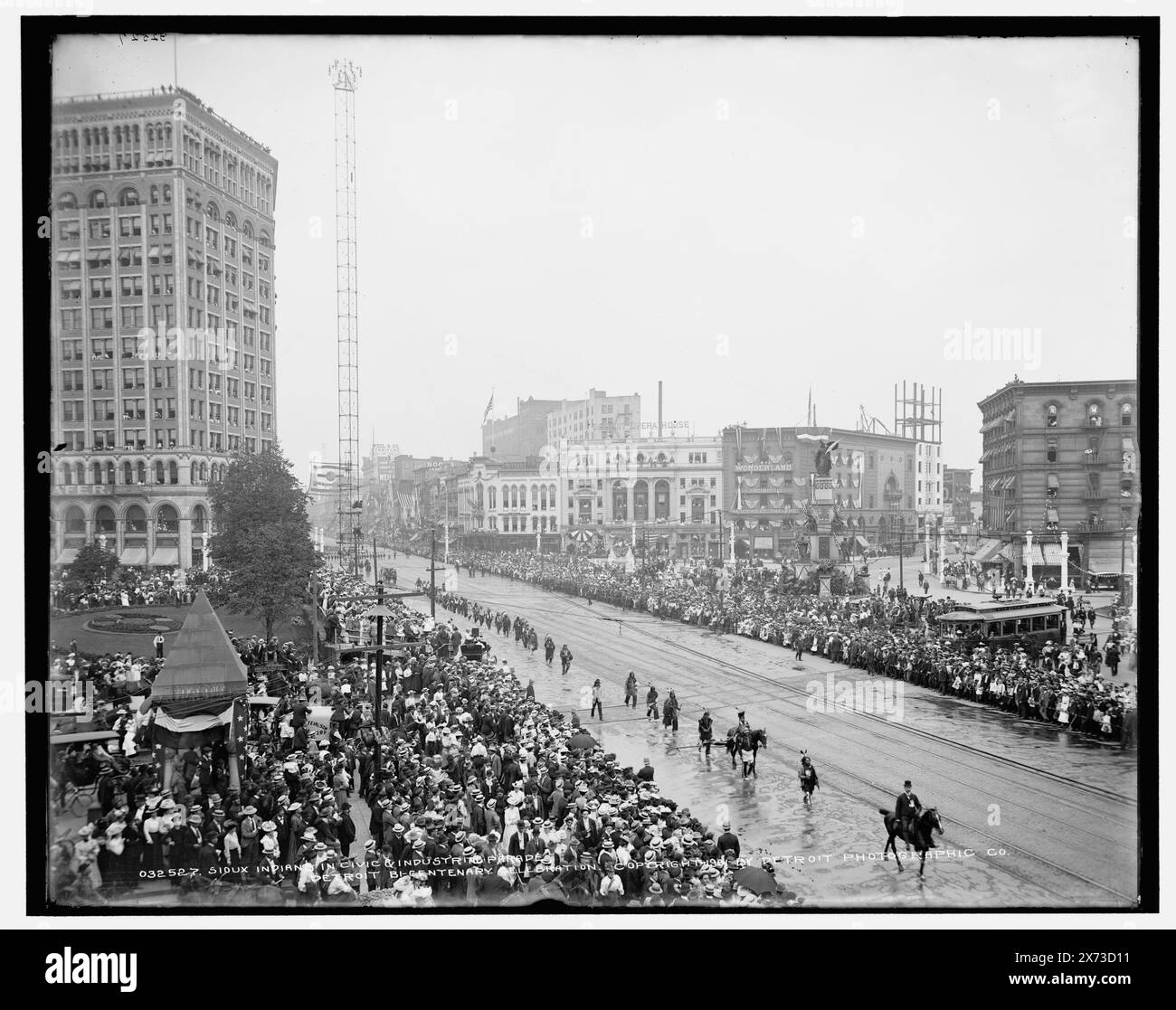 Sioux Indians in parata civica e industriale, celebrazione del bicentenario di Detroit, folle su Woodward Avenue., Detroit Publishing Co. N. 032527., Gift; State Historical Society of Colorado; 1949, Dakota Indians. , Indiani del Nord America. , Sfilate e processioni. , Celebrazioni per il centenario. , Stati Uniti, Michigan, Detroit. Foto Stock