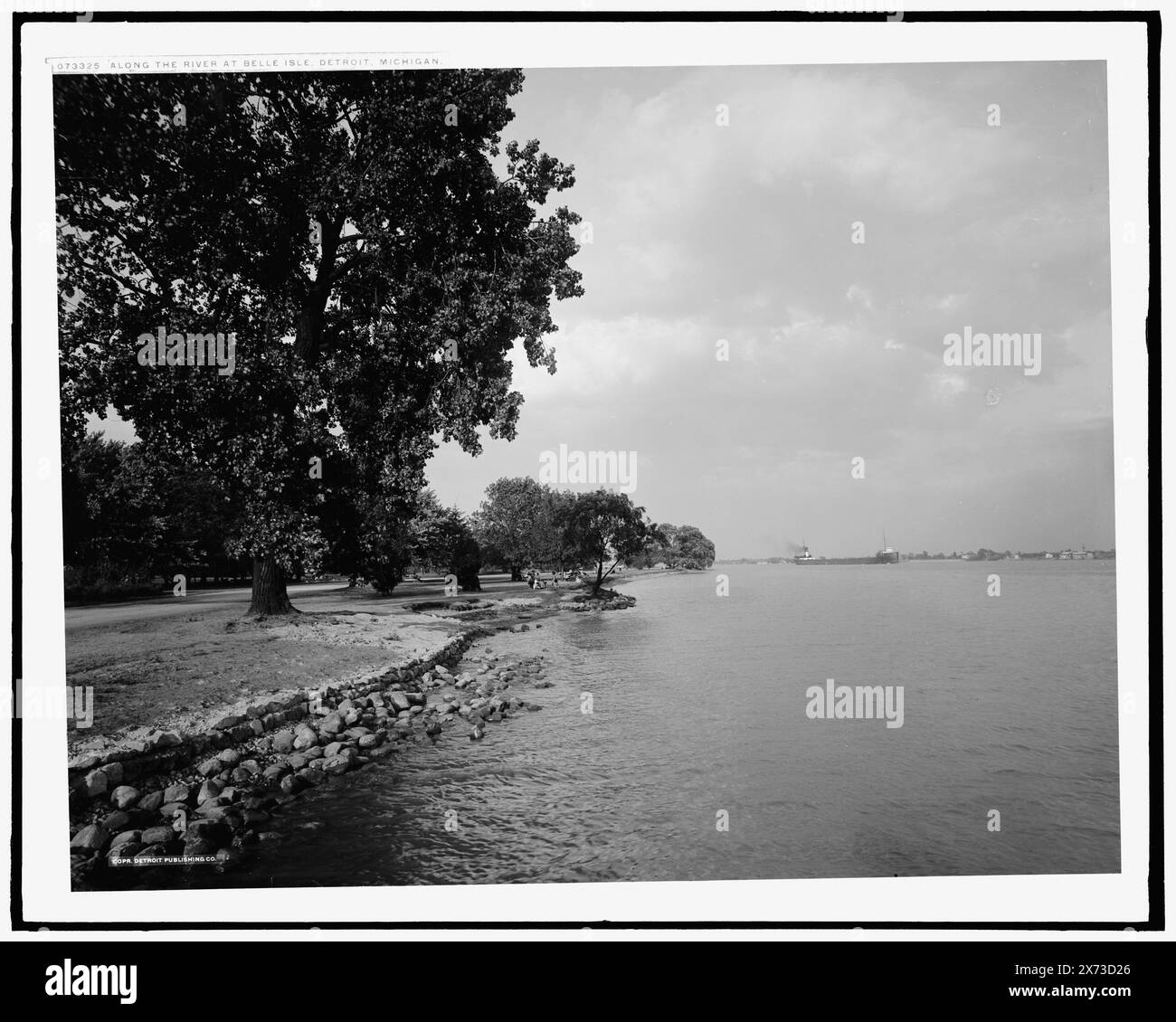 Lungo il fiume a Belle Isle Park, Detroit, Michigan, Detroit Publishing Co. N. 073325., Gift; State Historical Society of Colorado; 1949, Waterfront. , Parchi. , Stati Uniti, Michigan, Detroit. , Stati Uniti, Michigan, fiume Detroit. Foto Stock