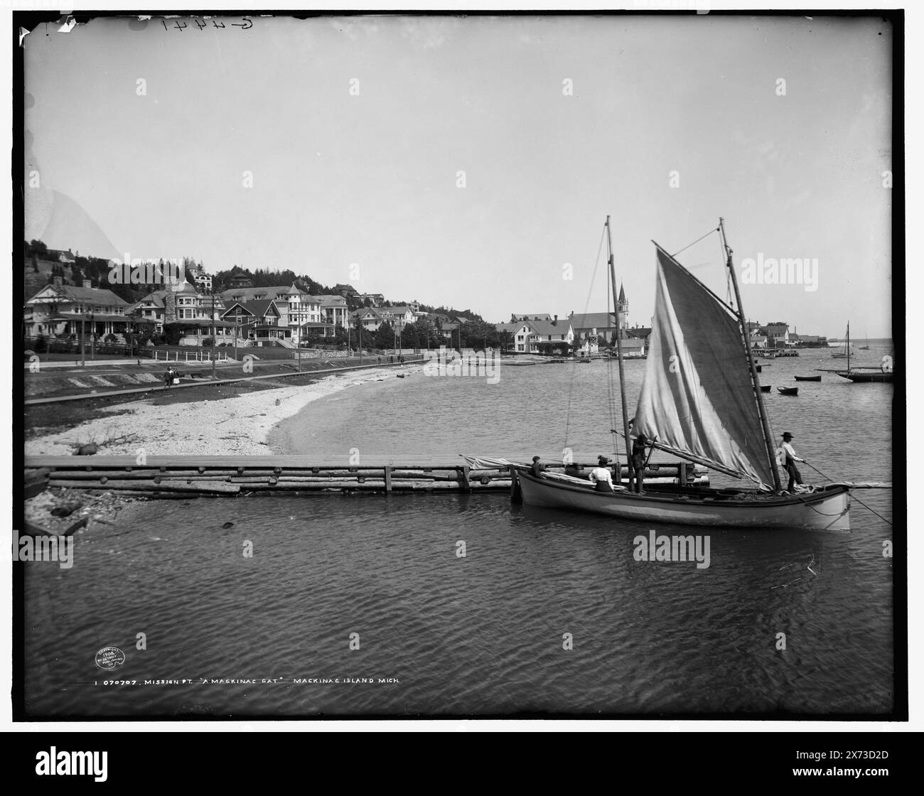 Missione PT. Point, un gatto di Mackinac, Mackinac Island, Mich., 'G 4441' su negative., Detroit Publishing Co. N. 070707., Gift; State Historical Society of Colorado; 1949, Yachts. , Moli e moli. , Porti. , Stati Uniti, Michigan, Isola di Mackinac. Foto Stock