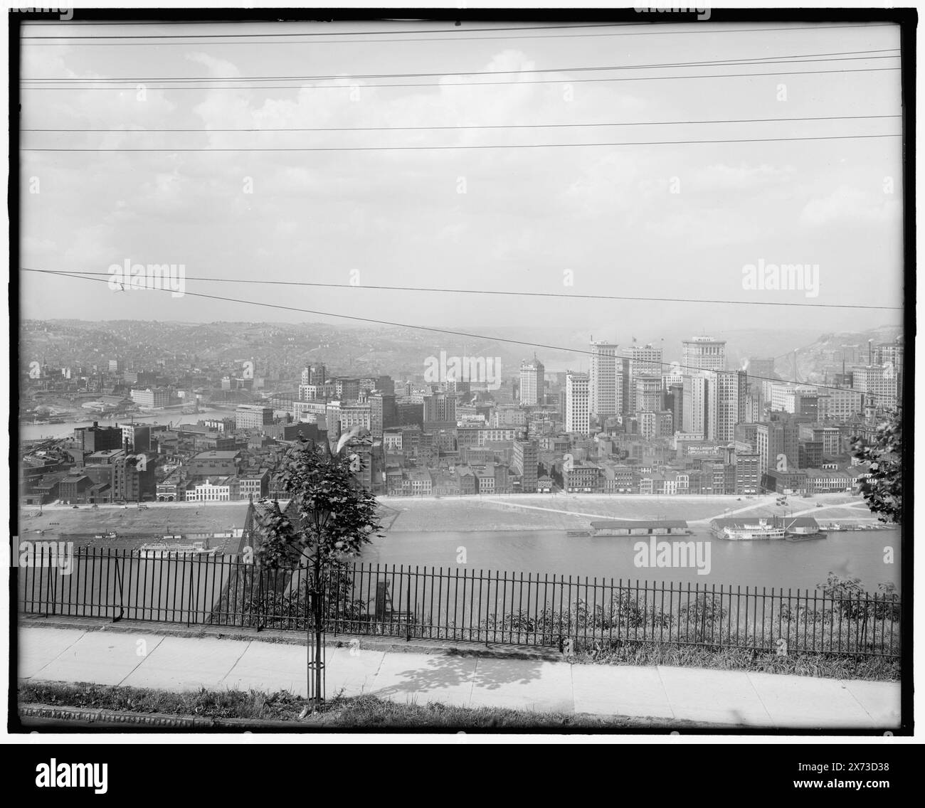 Waterfront, probabilmente Pittsburgh, Pa., titolo ideato dal catalogatore., 'Frick & Lindsay Co., forniture e fune metallica' su edificio all'estrema destra., No Detroit Publishing Co. N., Gift; State Historical Society of Colorado; 1949, Stati Uniti, Pennsylvania, Pittsburgh. Foto Stock