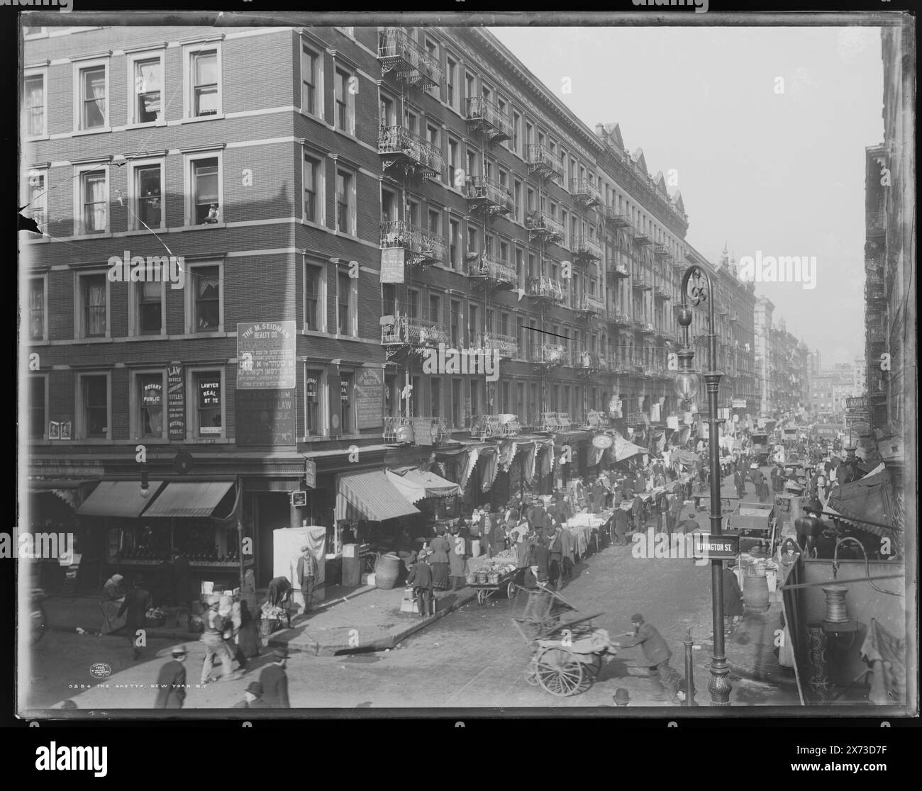 The Ghetto, New York, N.Y., negativo rotto in centro e in cima., 'Rivington Street' sul cartello., Detroit Publishing Co. N. 0884., Lower East Side, New York., Gift; State Historical Society of Colorado; 1949, Slums. , Strade. , Mercati. , Stati Uniti, New York (Stato), New York. Foto Stock