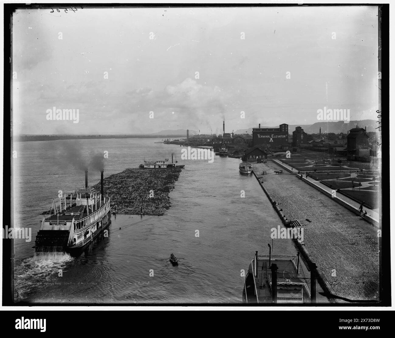 Winona, zattera che passa sotto il ponte di tiro, Data basata su Detroit, Catalogo F (1899)., Detroit Publishing Co. N. 04056., Gift; State Historical Society of Colorado; 1949, Rivers. , Gomme a poppa. , Industria del legname. , Zattere. , Stati Uniti, fiume Mississippi. , Stati Uniti, Minnesota, Winona. Foto Stock