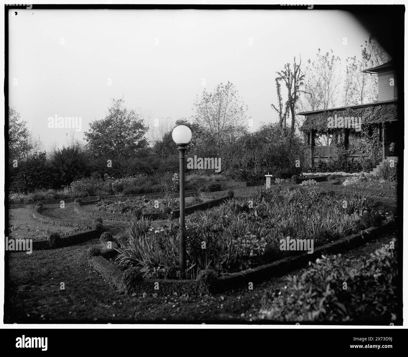 Garden in Reservoir Park, Harrisburg, Pa., Title from jacket., Detroit Publishing Co. N. 500946., Gift; State Historical Society of Colorado; 1949, Parks. , Giardini. , Stati Uniti, Pennsylvania, Harrisburg. Foto Stock