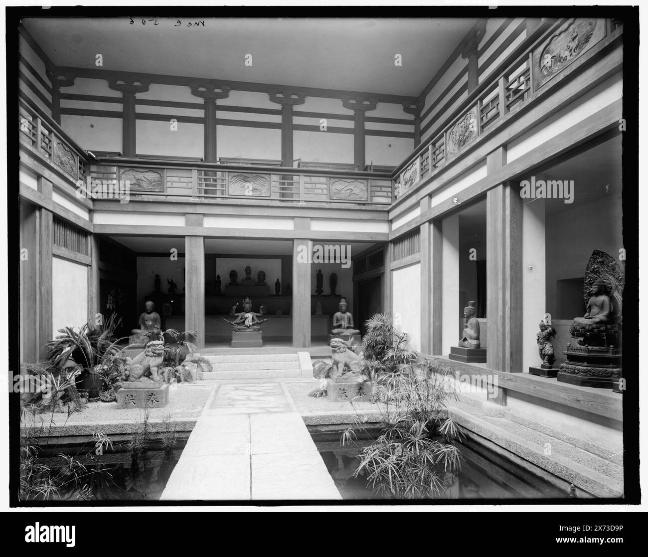Japanese Gardens, Museum of fine Arts, Boston, Massachusetts, Title from jacket., 'MCC 506' on negative., Detroit Publishing Co. N. 500014., Gift; State Historical Society of Colorado; 1949, Sculpture. , Giardini. , Atrio. , Gallerie e musei. , Stati Uniti, Massachusetts, Boston. Foto Stock