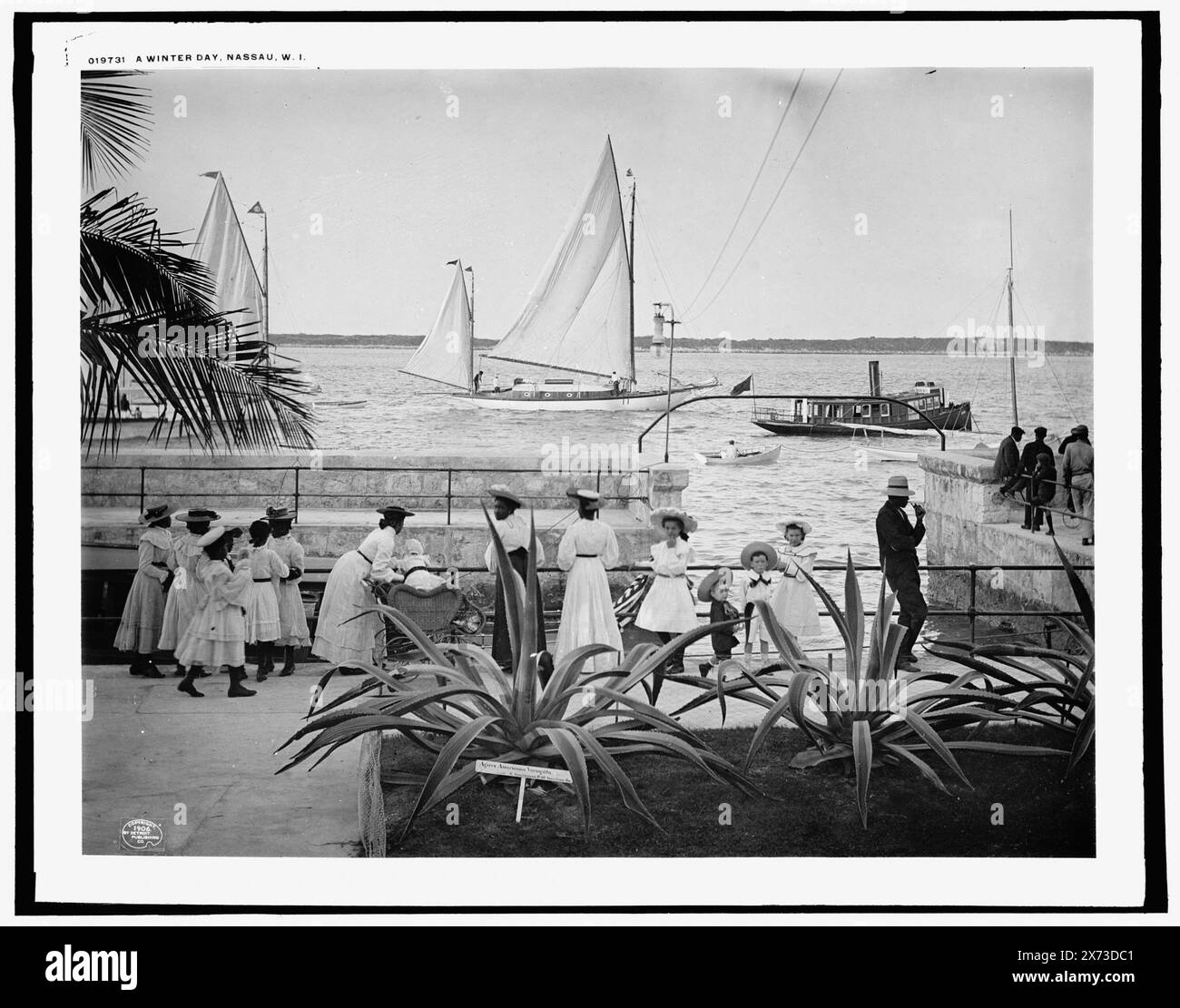 Un giorno d'inverno, Nassau, W.I., Detroit Publishing Co. No 019731., Gift; State Historical Society of Colorado; 1949, Waterfront. , Inverno. , Bambini e adulti. , Barche a vela. Bahamas, Nassau. Foto Stock