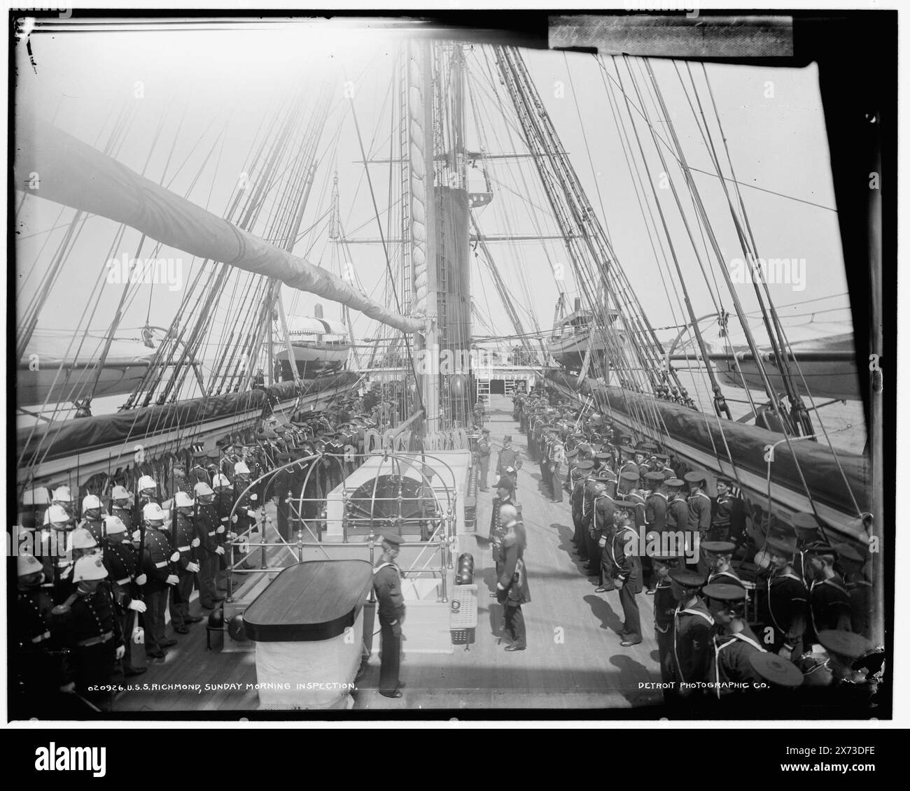 U.S.S. Richmond, Sunday Morning Inspection, Date based on Detroit, Catalogue J (1901)., '156' on negative., Detroit Publishing Co. N. 020926., Gift; State Historical Society of Colorado; 1949, Richmond (Ship) , United States., Navy. , Gunboats, americano. , Ispezioni militari. Foto Stock