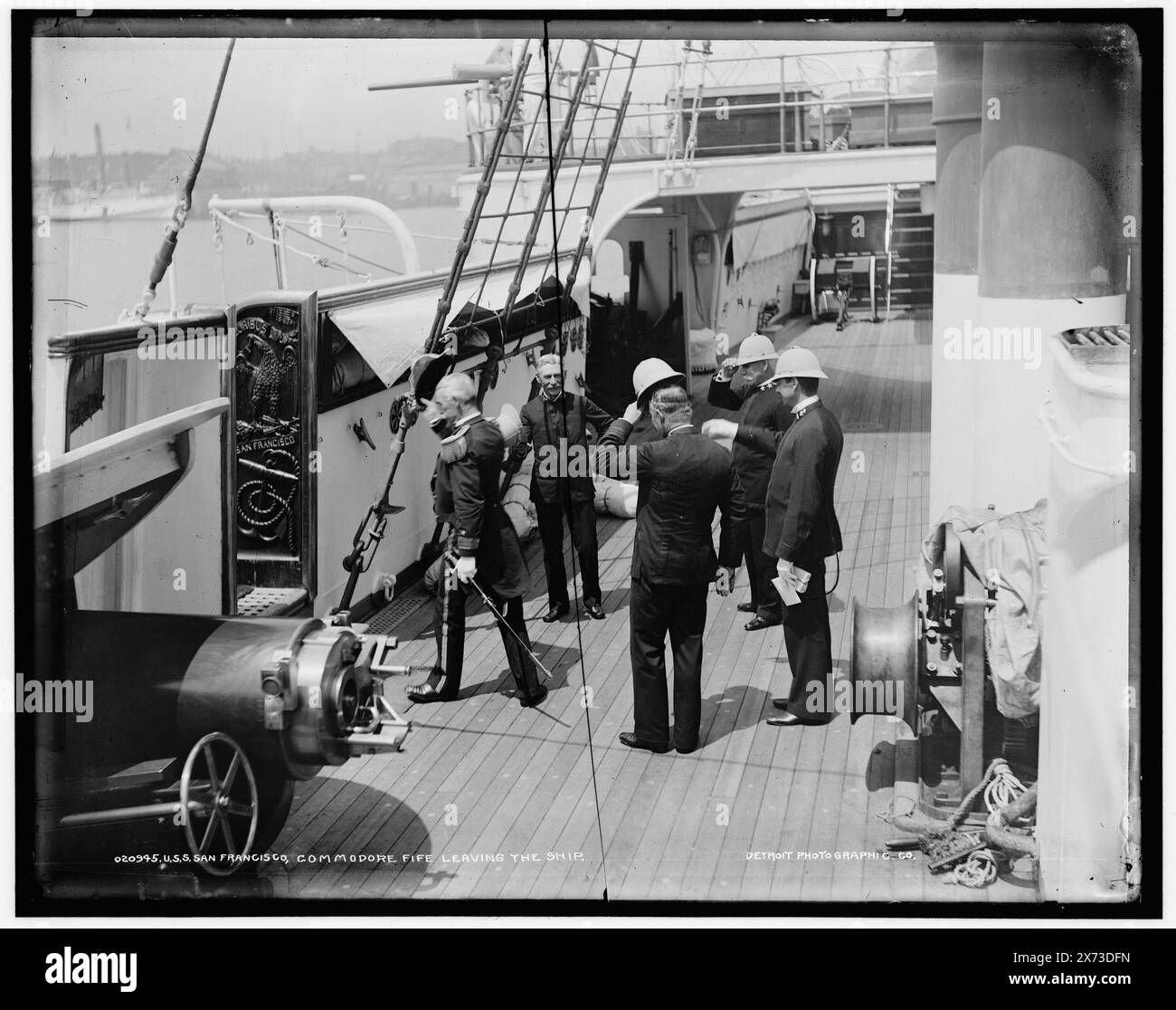 U.S.S. San Francisco, Commodore Fife Leaving the Ship, Date based on Detroit, Catalogue J (1901)., negative broken and taped to second sheet of glass., Detroit Publishing Co. N. 020945., Gift; State Historical Society of Colorado; 1949, San Francisco (Cruiser) , Stati Uniti., Navy. , Cruisers (navi da guerra), americano. , Saluto. , Ufficiali militari, americani. Foto Stock