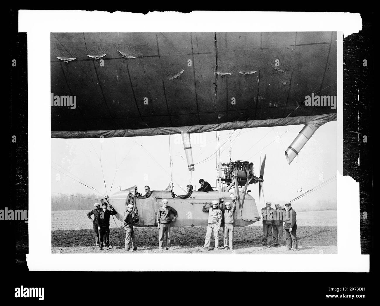 Gruppo di uomini a bordo di un dirigibile, titolo ideato dal catalogatore., "Mr. Livingstone House #136" su etichetta; "W[illiam] A[llen] l'l[ivingstone]" su giacca., Detroit Publishing Co. N.. K 1846., Gift; State Historical Society of Colorado; 1949, dirigibili. Foto Stock