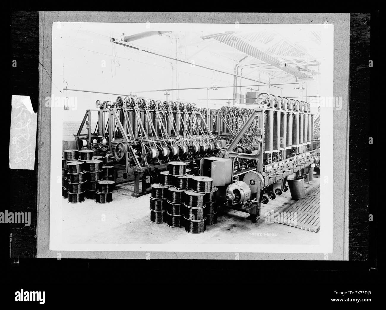 Avvolgimento filo di rame, titolo da giacca., forse realizzato per l'industria automobilistica Ford Motor Company; cfr. Negativi D420-2851 a D420-2882 e D420-3041 a D420-3084., Detroit Publishing Co. N. 35555, K 2873., dono; State Historical Society of Colorado; 1949, macchinari. , Filo. Foto Stock