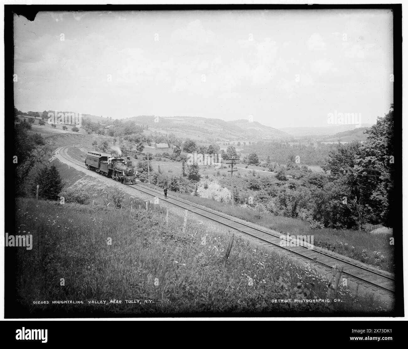 Houghtaling Valley, vicino a Tully, N.Y., negativo scheggiato, angolo in alto a sinistra. Detroit Publishing Co. n. 012083., Gift; State Historical Society of Colorado; 1949, Valleys. , Ferrovie. , Stati Uniti, New York (State), Houghtaling Hollow. , Stati Uniti, New York (Stato), Tully. Foto Stock