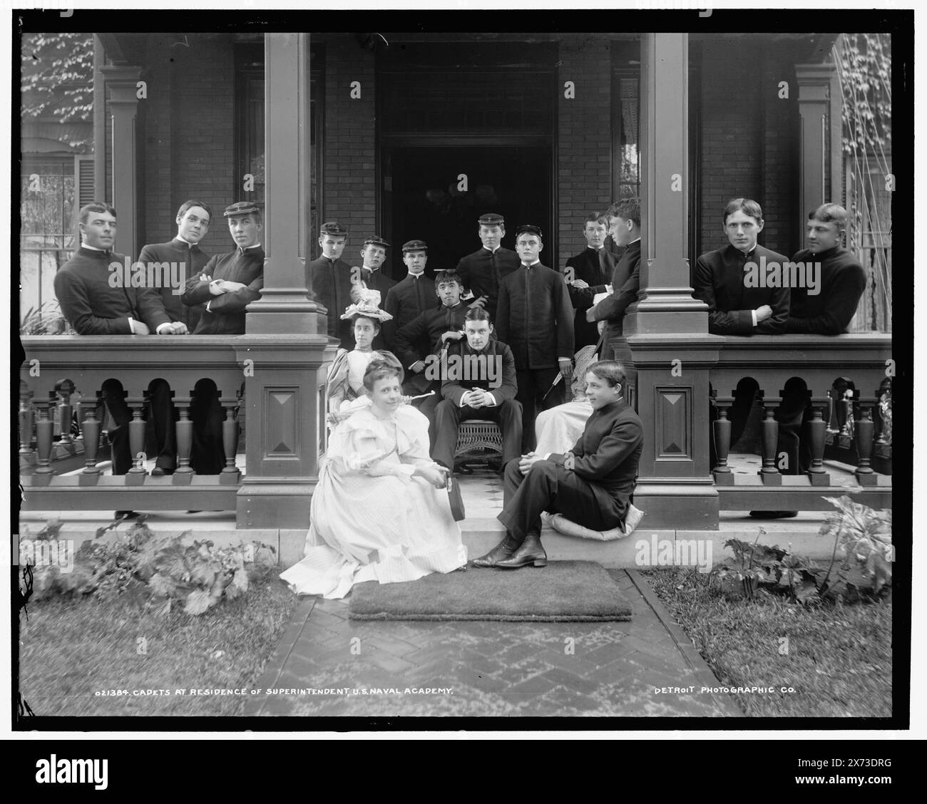 Cadetti presso la residenza del sovrintendente, U.S. Naval Academy, Data basata su Detroit, Catalogo J (1901)., Detroit Publishing Co. N. 021384., Gift; State Historical Society of Colorado; 1949, United States Naval Academy. , Studenti. , Donne. , Gli alloggi degli ufficiali. , Porches. , Università e college. , Istruzione militare. , Stati Uniti, Maryland, Annapolis. Foto Stock