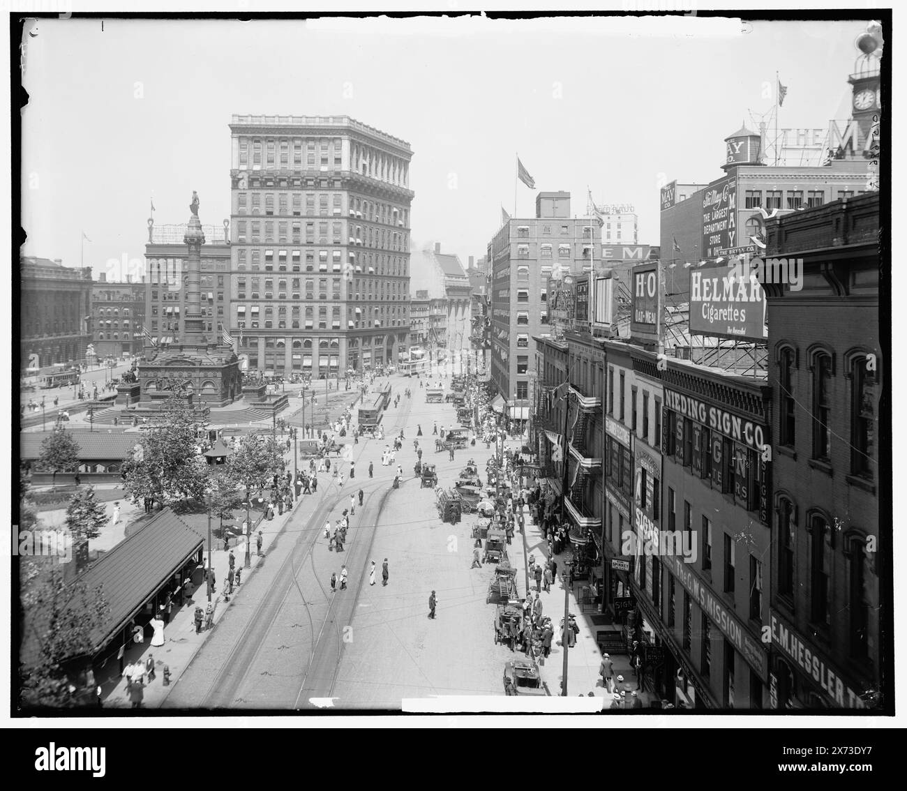 Le immagini dei videodischi di Public Square, Cleveland, Ohio, sono fuori sequenza; l'ordine effettivo da sinistra a destra è 1A-10428, 10427., 'G 8388 L' e 'G [, .]' Sui negativi a sinistra e a destra, rispettivamente. Detroit Publishing Co. N. 015686., Gift; State Historical Society of Colorado; 1949, Plazas. , Stati Uniti, Ohio, Cleveland. Foto Stock