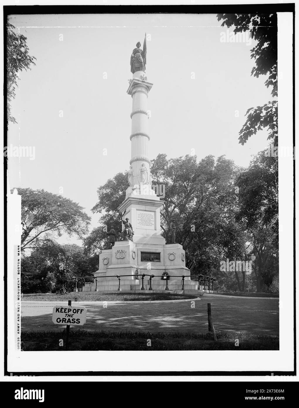 Army and Navy Monument, Boston, Mass., Data basata su Detroit, Catalogo J (1901)., negative broken lower left., '63' on negative., Detroit Publishing Co. N. 011939., Gift; State Historical Society of Colorado; 1949, Monuments & Memorials. , Stati Uniti, storia, Guerra civile, 1861-1865. , Stati Uniti, Massachusetts, Boston. Foto Stock