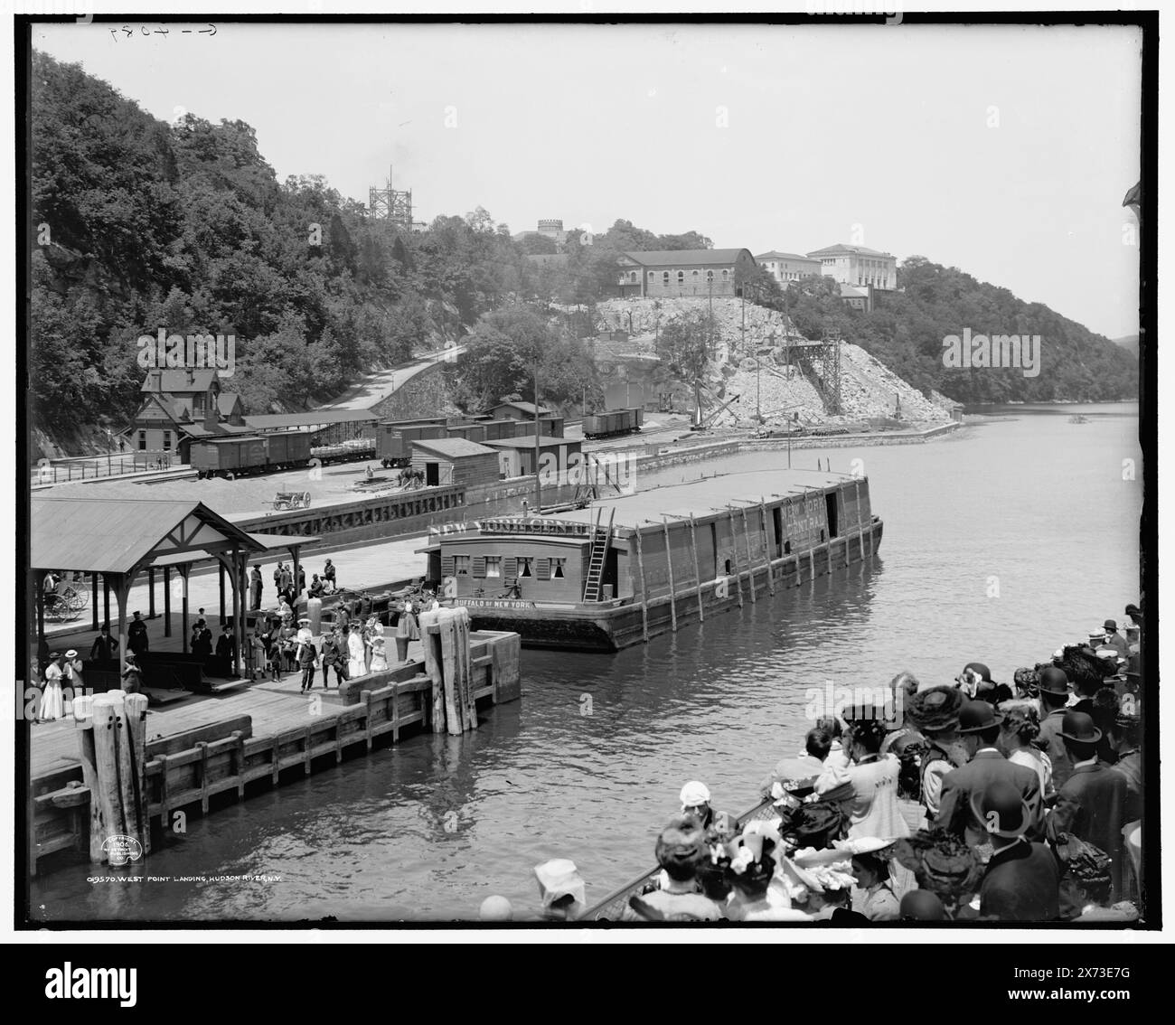 West Point Landing, Hudson River, N.Y., 'G 4089' su negative., Detroit Publishing Co. N. 019570., Gift; State Historical Society of Colorado; 1949, passeggeri. , Moli e moli. , Stati Uniti, New York (Stato), fiume Hudson. , Stati Uniti, New York (Stato), West Point. Foto Stock