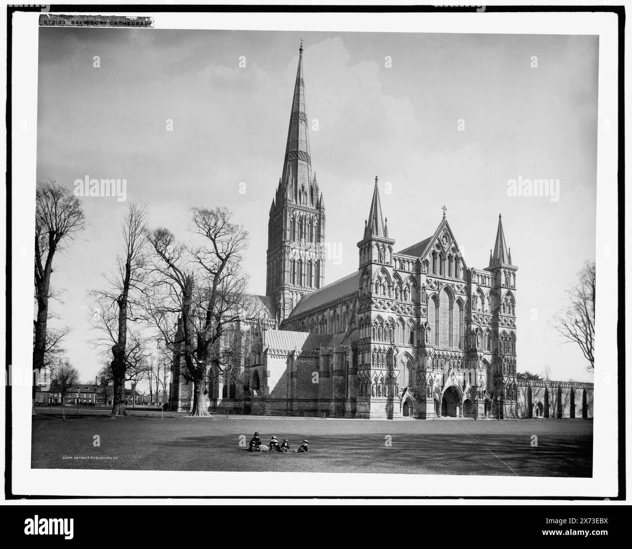 Cattedrale di Salisbury, negativo incrinato da sinistra da centro a destra in basso., Detroit Publishing Co. N. 073193., Gift; State Historical Society of Colorado; 1949, Cathedrals. Inghilterra, Wiltshire, Salisbury. Foto Stock