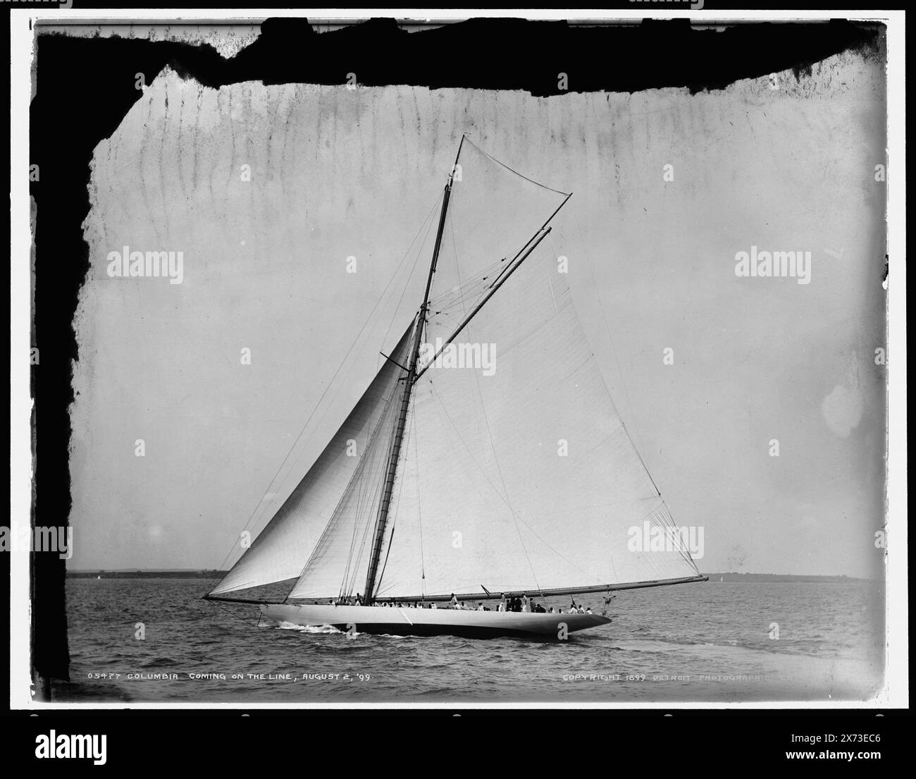 Columbia, in arrivo sulla linea, corrispondente trasparenza vetro (stesso codice di serie) disponibile su videodisc frame 1A-28918., Detroit Publishing Co. N.. 05477., Gift; State Historical Society of Colorado; 1949, Columbia (Sloop) , Regate. , Yachts. Foto Stock