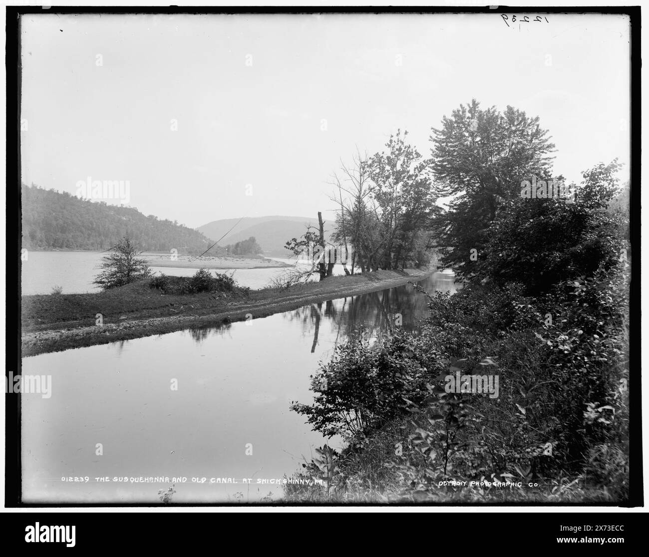 The Susquehanna and Old Canal at Shickshinny, Pa., Date based on Detroit, Catalogue J (1901)., Detroit Publishing Co. N. 012239., Gift; State Historical Society of Colorado; 1949, canali. , Fiumi. , Stati Uniti, Susquehanna River. , Stati Uniti, Pennsylvania, Shickshinny. Foto Stock