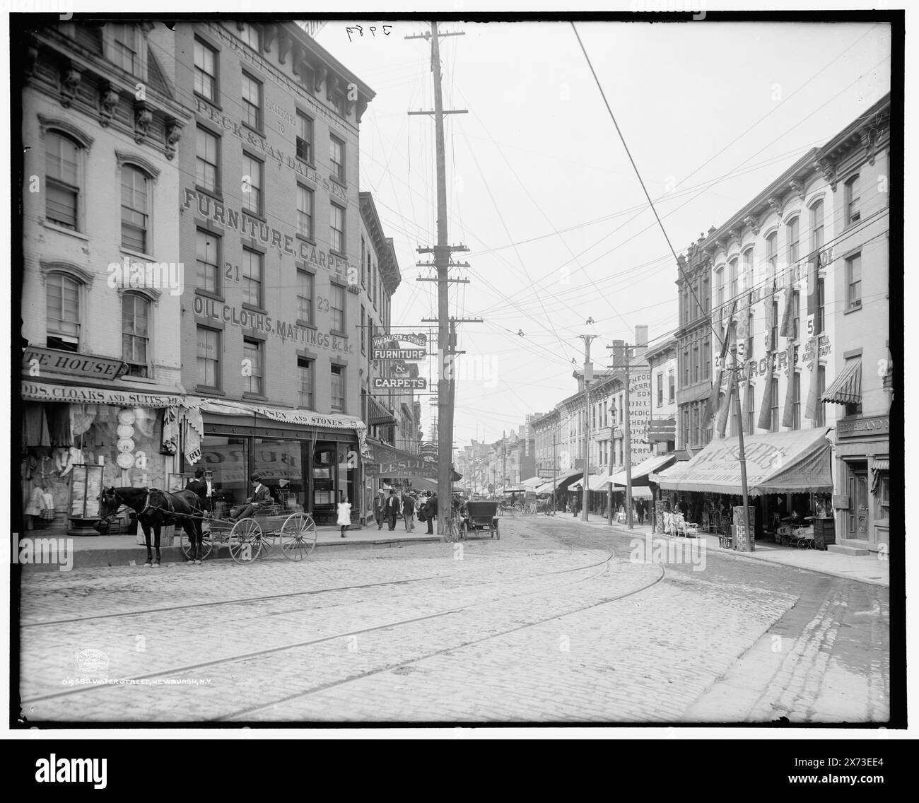 Water Street, Newburgh, N.Y., '3989' su negative., Detroit Publishing Co. No 019558., Gift; State Historical Society of Colorado; 1949, Streets. , Strutture commerciali. , Stati Uniti, New York (Stato), Newburgh. Foto Stock