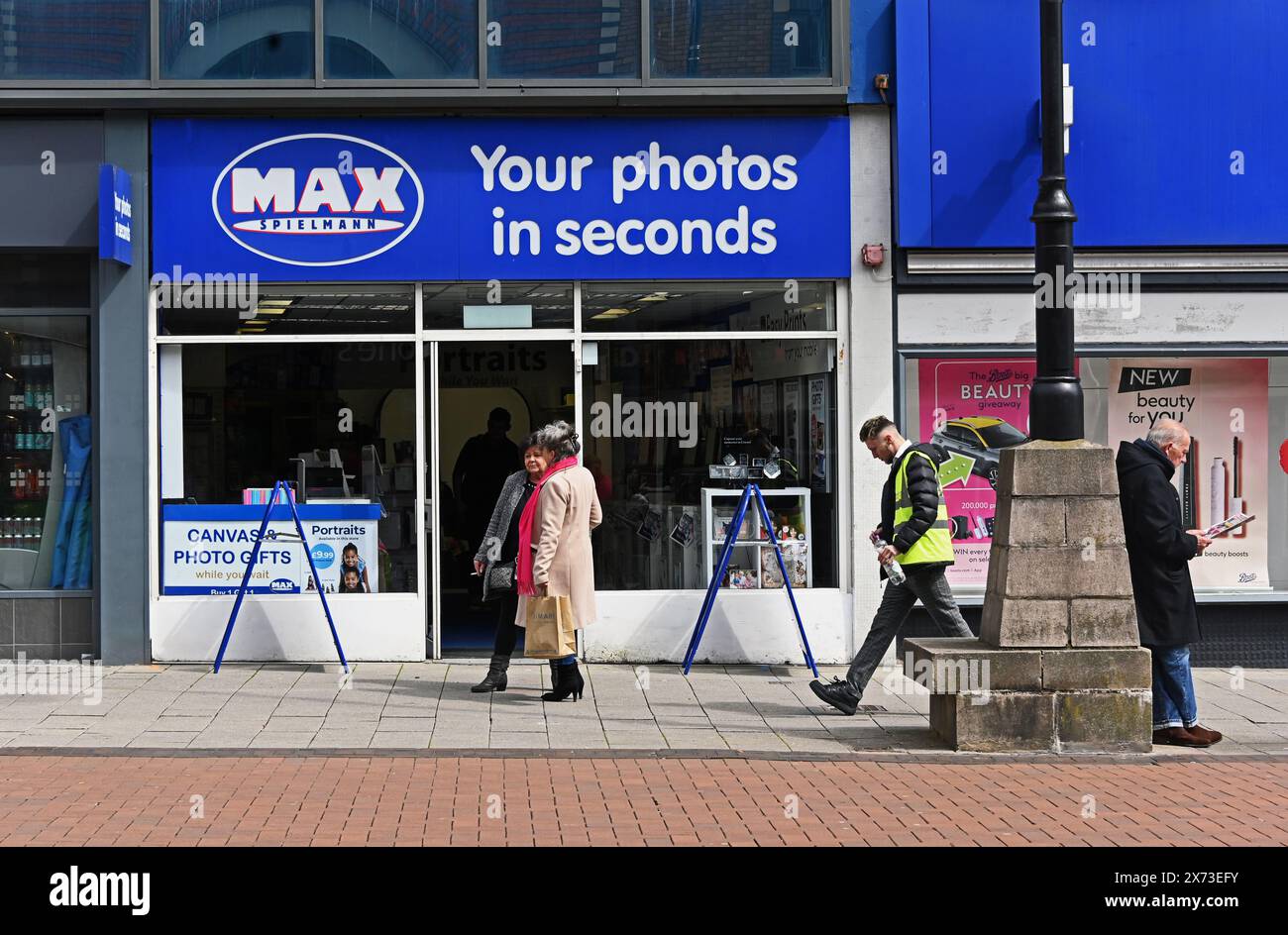 Negozio davanti. Max Spielmann le tue foto in pochi secondi. Park Street, Walsall, West Midlands, Inghilterra, Regno Unito, Europa. Foto Stock