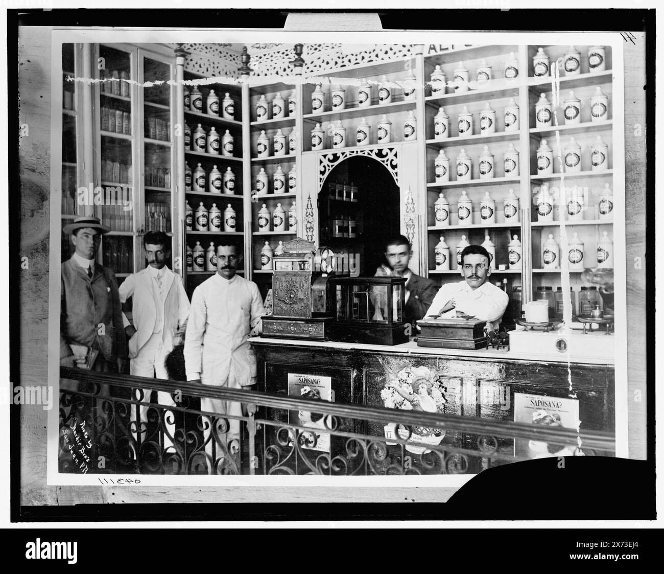 Farmacia, Alfonso G. Zerbi, San Juan, Puero Rico, titolo da giacca. "foto di Hardie Bros., San Juan, P.R." su stampa fotografica., "Made especially for the National Cash Register Company" su giacca., "41" su negative., Detroit Publishing Co. n. 043111., Gift; State Historical Society of Colorado; 1949, Drugstores. , Interni. , Registratori di cassa. , Porto Rico, San Juan. Foto Stock