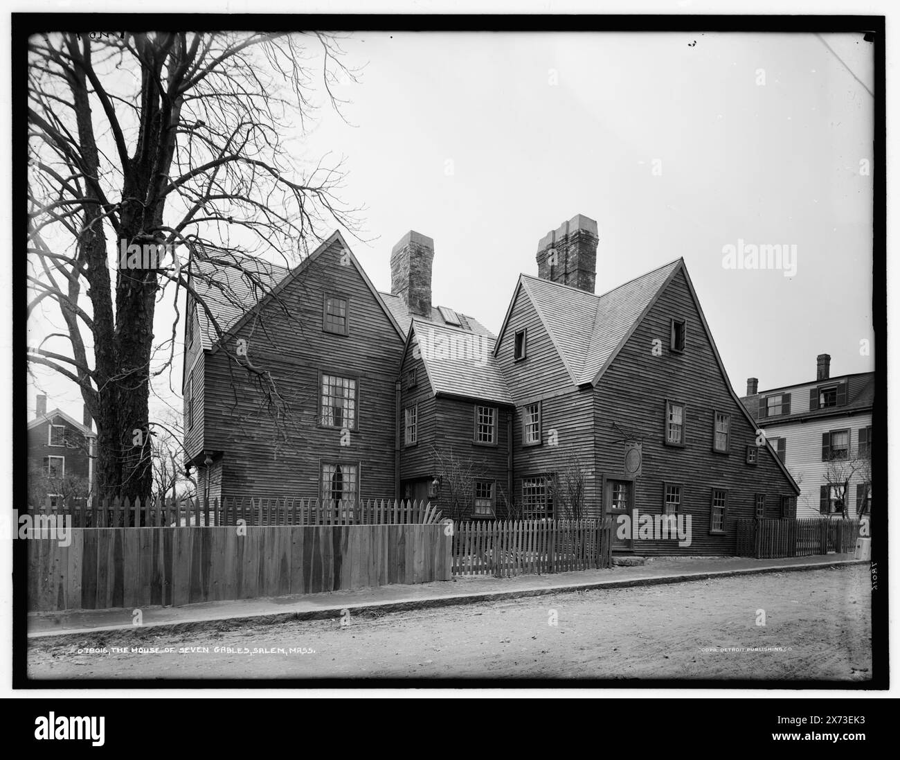 The House of Seven Gables, Salem, Mass., 'No. 1' su negative., Detroit Publishing Co. No 078016., Gift; State Historical Society of Colorado; 1949, Dwellings. , Stati Uniti, Massachusetts, Salem. Foto Stock