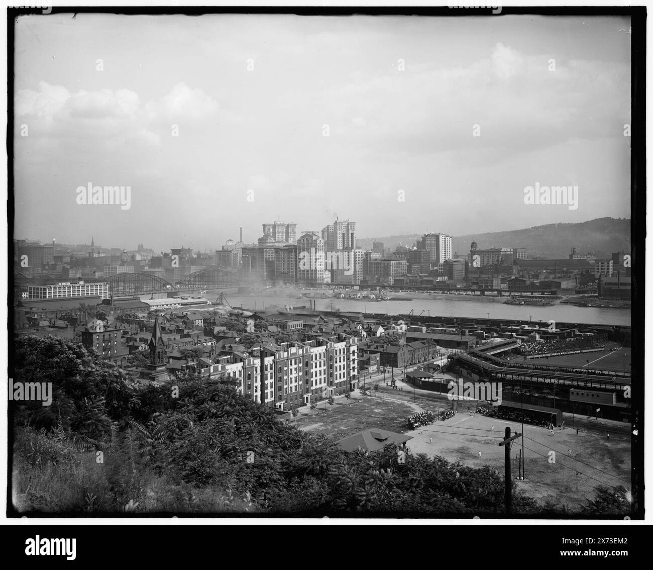 Waterfront, probabilmente Pittsburgh, Pa., titolo ideato dal catalogatore., 'insegne erette da Penn Adv. Co. Of PGH' on Stadium bleacher in basso a destra., No Detroit Publishing Co. N., Gift; State Historical Society of Colorado; 1949, Stati Uniti, Pennsylvania, Pittsburgh. Foto Stock