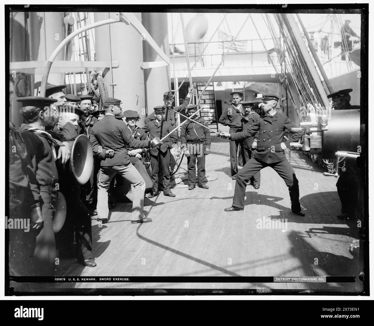U.S.S. Newark, Sword Exercise, Attribution based on negative D4-20638., Date based on Detroit, Catalogue J (1901)., Detroit Publishing Co. N. 020676., Gift; State Historical Society of Colorado; 1949, Newark (Cruiser) , Stati Uniti., Navy. , Cruisers (navi da guerra), americano. , Recinzione. , Marinai, americani. Foto Stock