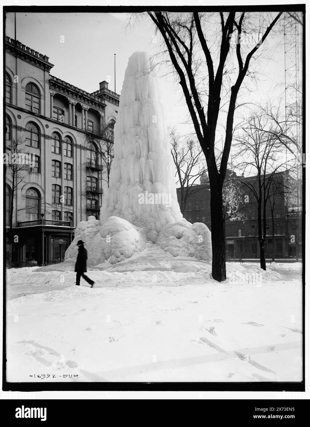 Ice Fountain, Washington Boulevard, Detroit, Mich., Title and date from Detroit, Catalogue P (1906)., 'Dup' on negative., Detroit Publishing Co. No 016992., Gift; State Historical Society of Colorado; 1949, Fountains. , Ghiaccio. , Stati Uniti, Michigan, Detroit. Foto Stock