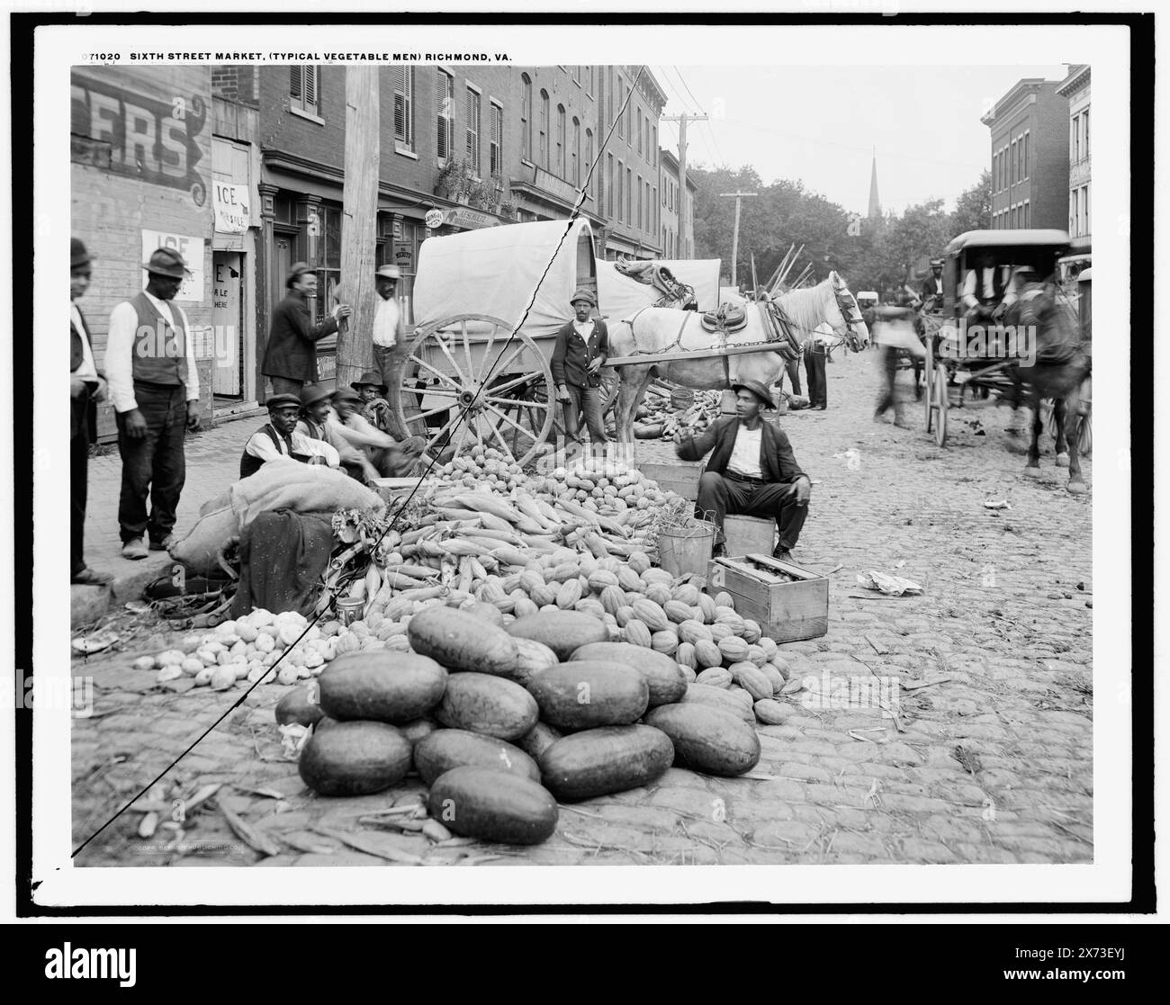 Sesto mercato di strada (uomini vegetali tipici), Richmond, Virginia, Data basata su informazioni contenute in un'e-mail inviata all'American Memory il 1 dicembre 2000; autore di e-mail ha una cartolina d'immagine con una data di copyright di 1908., Detroit Publishing Co. N. 071020., Gift; State Historical Society of Colorado; 1949., pubblicato in: 'Images of America' Chapter of the eBook Great Photographs from the Library of Congress, 2013, Food Vendors. , Verdure. , Mercati. , Strade acciottolate. , Stati Uniti, Virginia, Richmond. Foto Stock