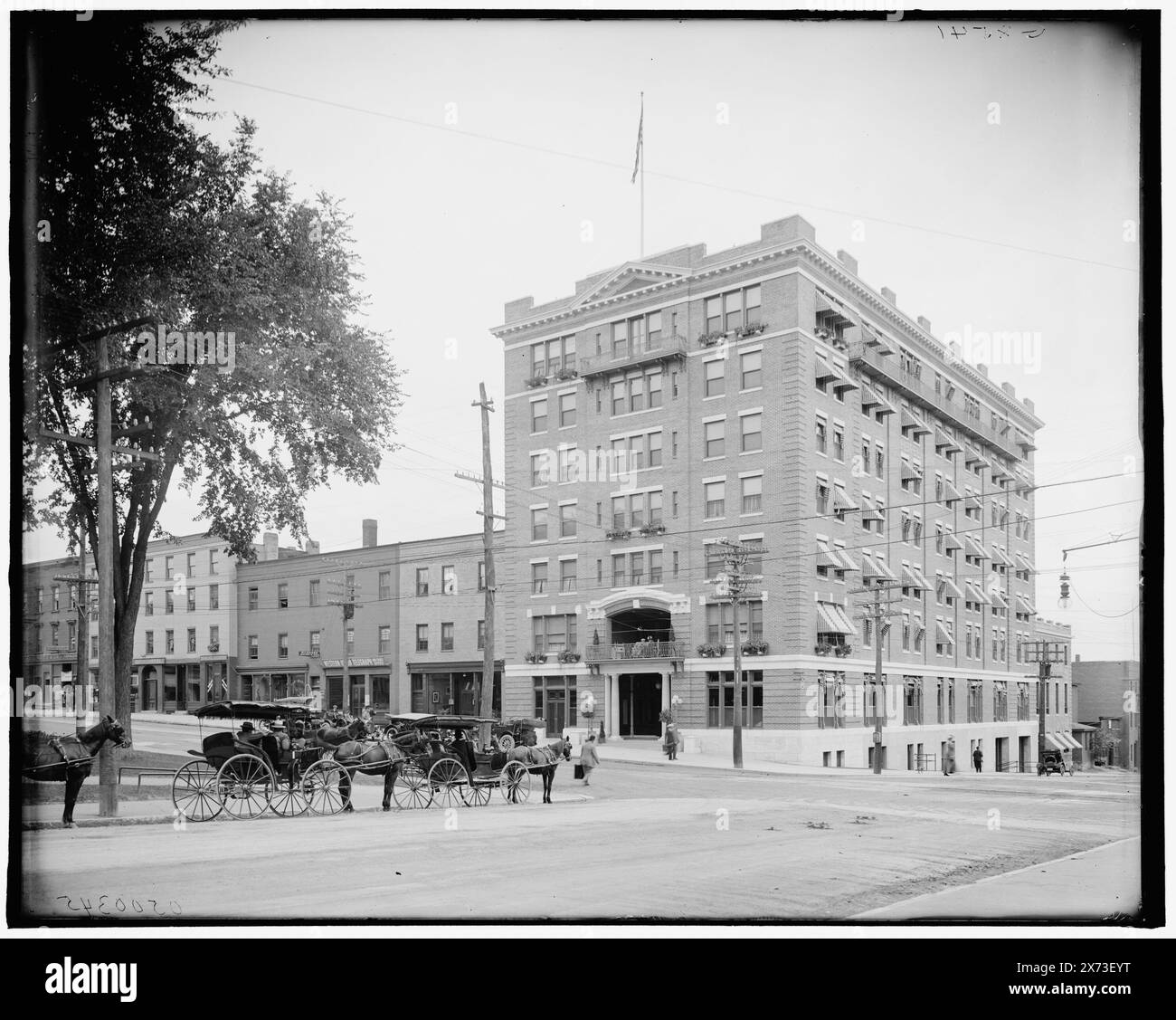 Hotel Vermont, Burlington, Vt., Title from jacket., 'G 8541' on negative., Detroit Publishing Co. N. 500345., Gift; State Historical Society of Colorado; 1949, Alberghi. , Strade. , Carrozze e pullman. , Stati Uniti, Vermont, Burlington. Foto Stock