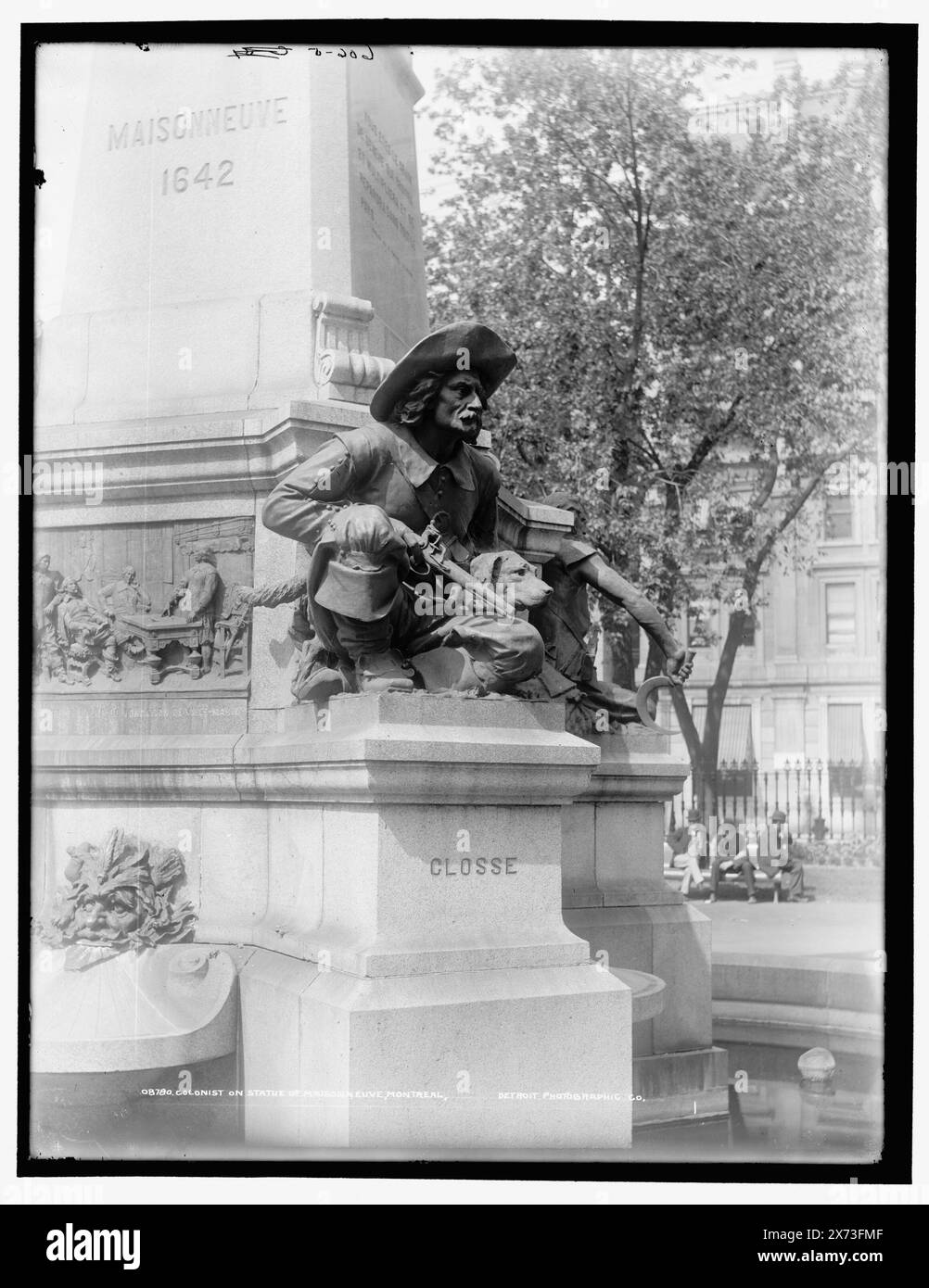 Colonist on statue of Maisonneuve, Montreal, Date based on Detroit, Catalogo J (1901)., iscrizione sotto statua: 'Closse.', '606-5' e 'C 31' su negative., Detroit Publishing Co. N. 08780., Gift; State Historical Society of Colorado; 1949, Maisonneuve, Paul de Chomeday de, 1612-1676. , Closse, Raphael Lambert, 1620?-1662. , Coloni. , Scultura. , Canada, Quebec (Provincia), Montreal. Foto Stock