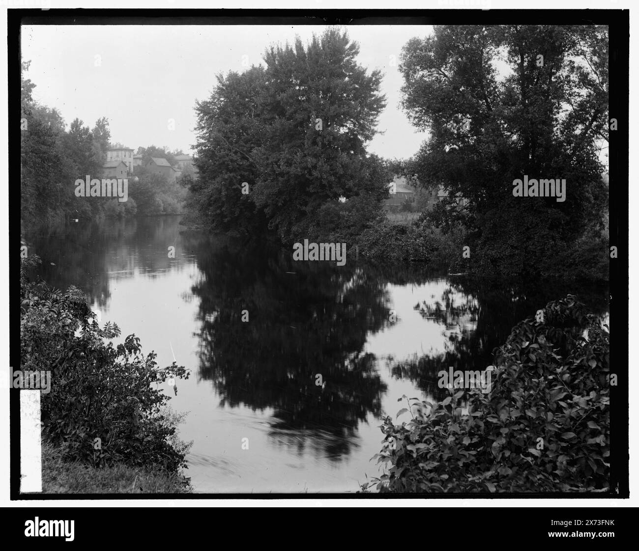 Fiume con edifici sullo sfondo, probabilmente il fiume Huron, Ypsilanti, Michigan, titolo ideato da catalogatore. Hemphill, Ypsi., in connessione con ordine di cartolina postale sulla giacca., Detroit Publishing Co. N. 042845., Gift; State Historical Society of Colorado; 1949, Rivers. , Stati Uniti, Michigan, Ypsilanti. Foto Stock