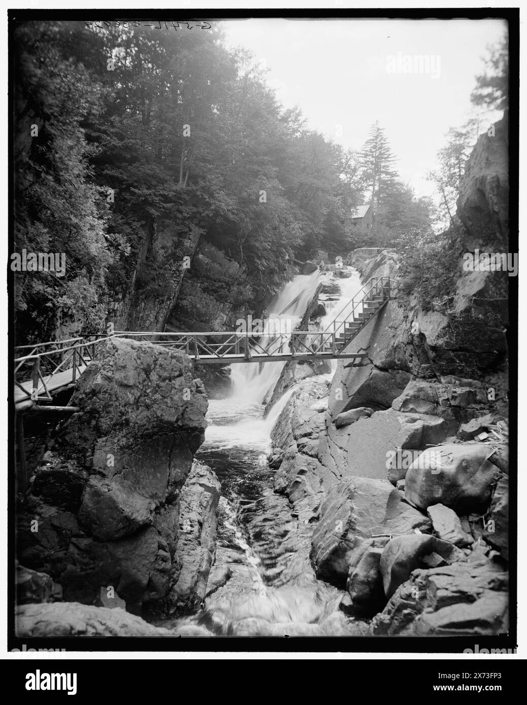 Lake Placid, Wilmington High Falls, Adirondacks, N.Y., titolo da giacca., "g 5416" in negativo. Detroit Publishing Co. n. 036929., Gift; State Historical Society of Colorado; 1949, Waterfalls. , Ponti pedonali. , Stati Uniti, New York (Stato), monti Adirondack. Foto Stock