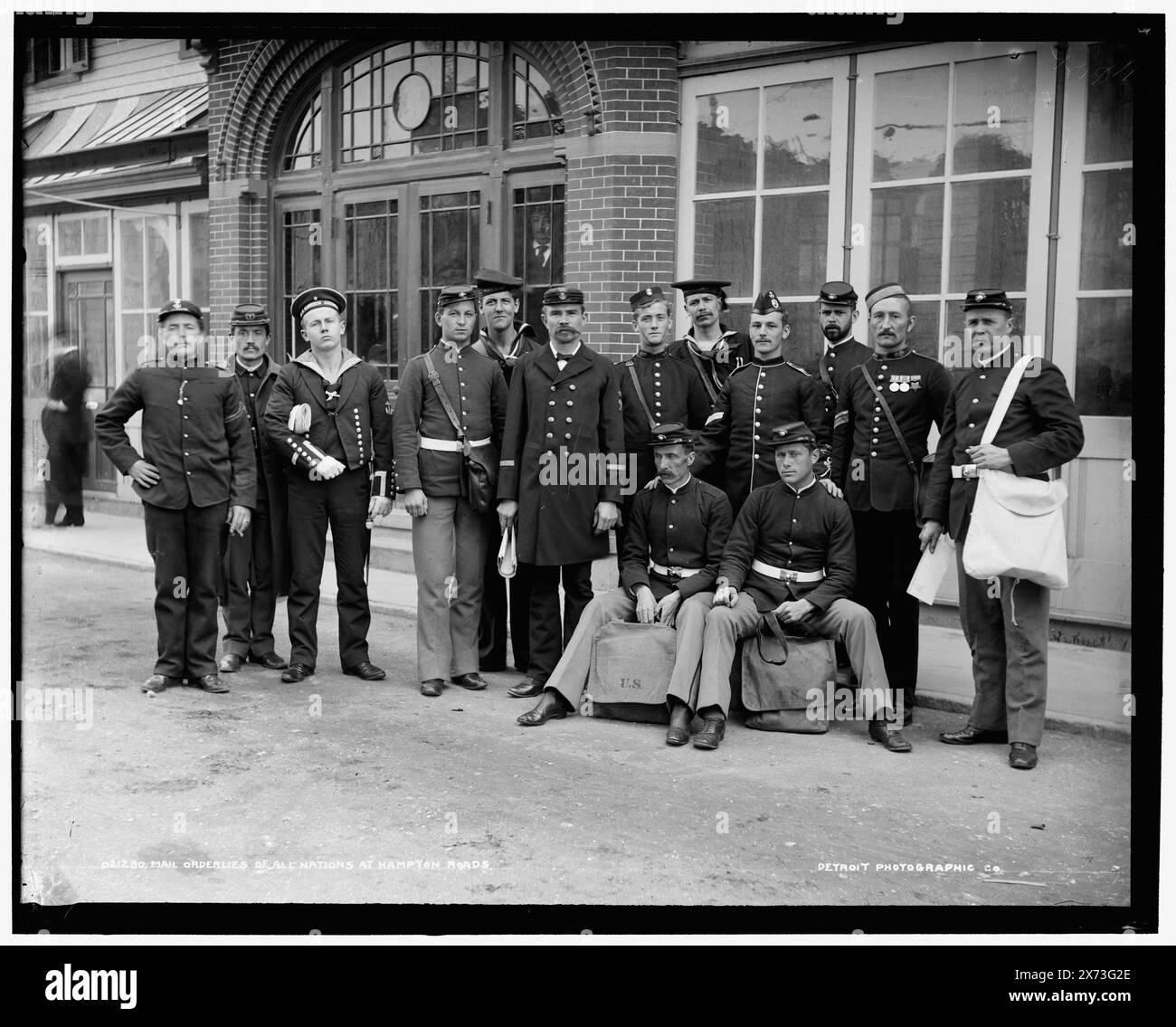 Mail Orderlies of all Nations at Hampton Roads, Date based on Detroit, Catalogue J (1901)., Detroit Publishing Co. N. 021280., Gift; State Historical Society of Colorado; 1949, Letter Carriers. , Soldati. , Stati Uniti, Virginia, Hampton Roads. Foto Stock