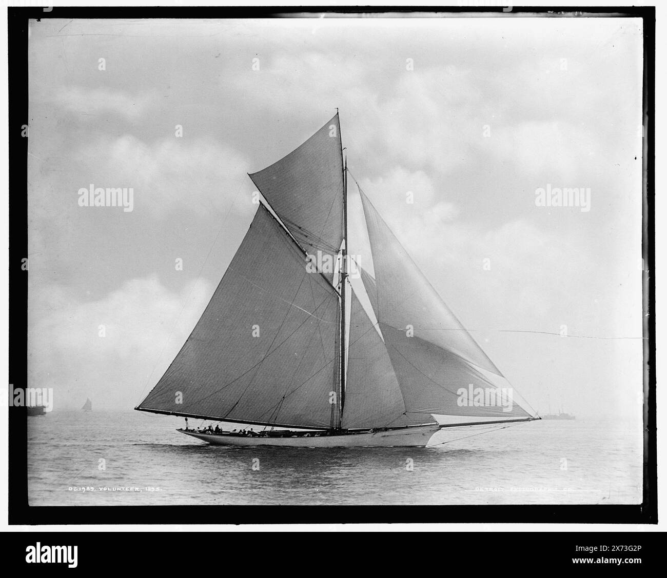 Volontariato, attribuzione basata sullo stile del titolo e della numerazione, negativo incrinato attraverso il centro., '247' su negativo., Detroit Publishing Co. No 021989., Gift; State Historical Society of Colorado; 1949, Volunteer (Yacht) , Yachts. Foto Stock