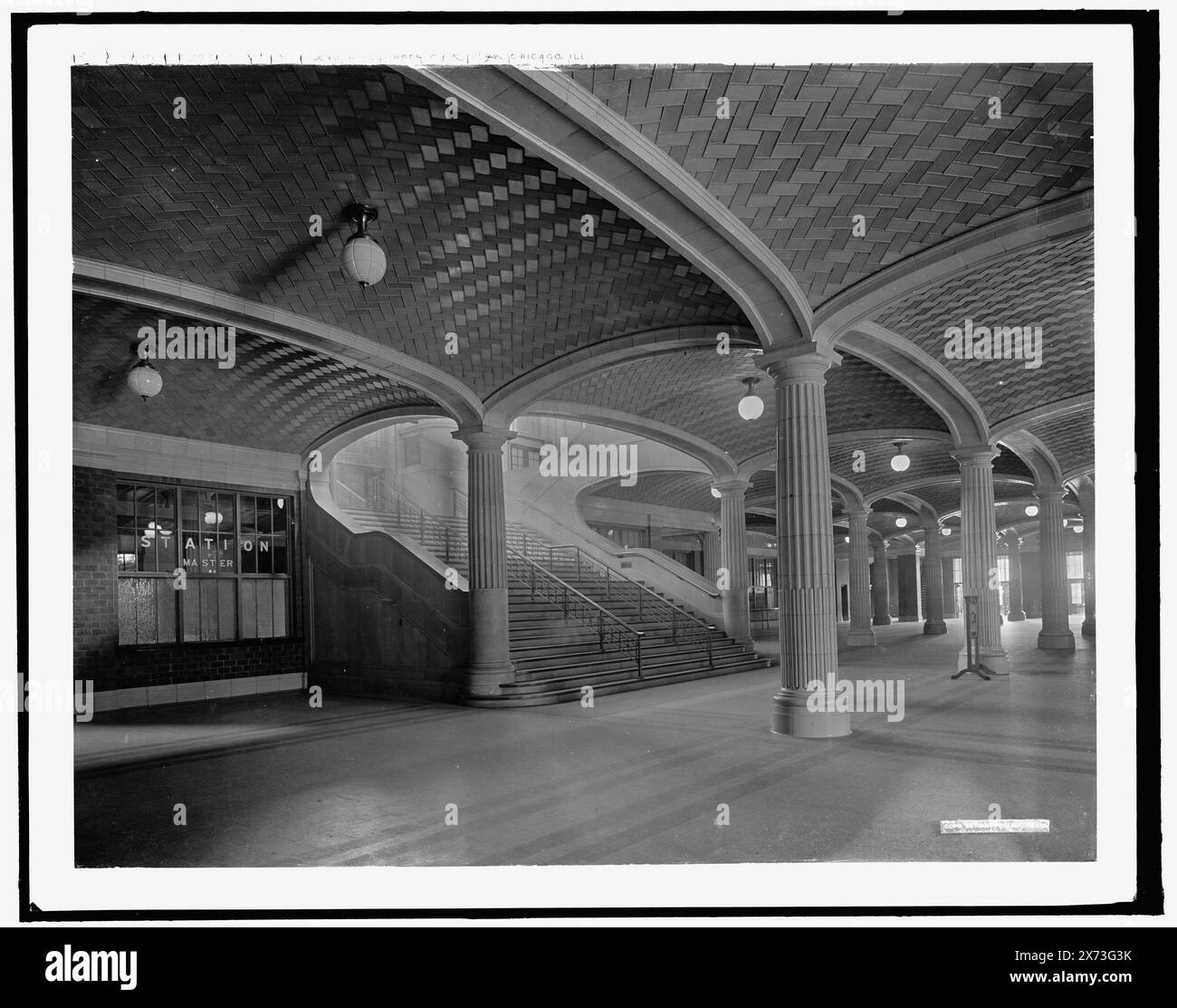 Scale della hall che portano alla sala d'attesa e ai corridoi, C. & N.W. Rye. Chicago and North Western Railway station, Chicago, Ill., Detroit Publishing Co. N. 072523., Gift; State Historical Society of Colorado; 1949, Railroad Stations. , Lobby. , Scalinate. , Stati Uniti, Illinois, Chicago. Foto Stock