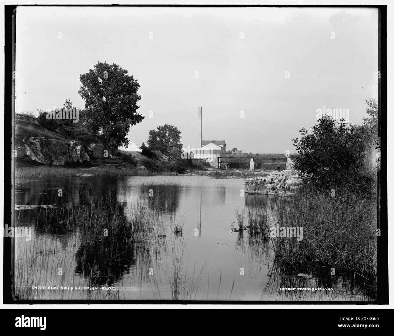 Root River Rapids, Racine, Wisp., Title in Detroit, Catalogo F (1899) continua: , . "Vecchie cementerie.", "545" su negativo., Detroit Publishing Co. N. 04841., Gift; State Historical Society of Colorado; 1949, Rivers. , Industrie del cemento. , Impianti industriali. , Stati Uniti, Wisconsin, Racine. , Stati Uniti, Wisconsin, Root River. Foto Stock