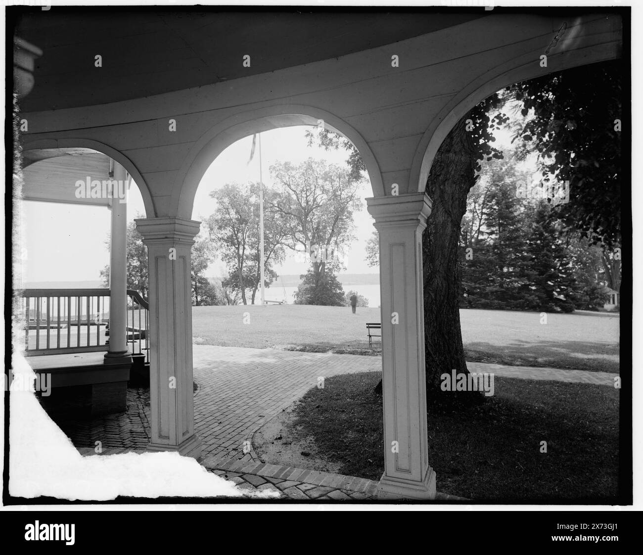 Il Potomac attraverso il colonnato, Mt. Vernon, Virginia, titolo da giacca., 'G 9014' su negativo., Detroit Publishing Co. N. 500554., Gift; State Historical Society of Colorado; 1949, Washington, George, 1732-1799, case e luoghi di ritrovo. , Stati. , Passeggiate coperte. , Stati Uniti, Virginia, Mount Vernon (Estate) Foto Stock