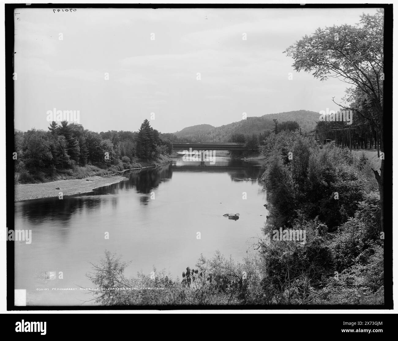 Pemigwasset sic River and Holderness bridge, Plymouth, N.H., '4370' su negative., Detroit Publishing Co. N. 070197., Gift; State Historical Society of Colorado; 1949, Rivers. , Ponti. , Stati Uniti, New Hampshire, Plymouth. , Stati Uniti, New Hampshire, Pemigewasset River. Foto Stock