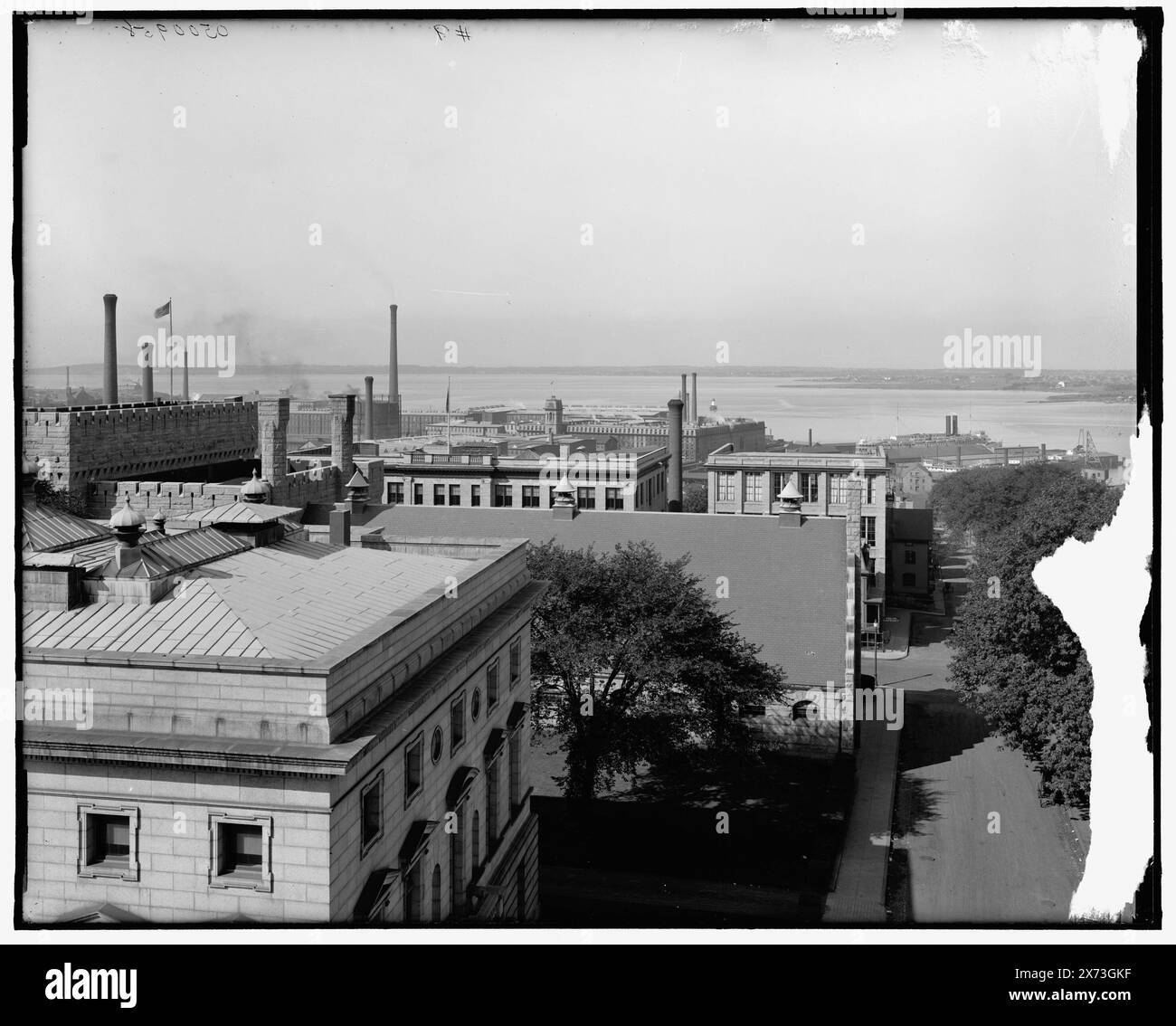 Barca Fall River e Fall River Line dal Roof Hotel (Mellen), Fall River, Mass., titolo da giacca., '# 9' su negativo., Detroit Publishing Co. N. 500958., Gift; State Historical Society of Colorado; 1949, Stati Uniti, Massachusetts, Fall River. Foto Stock