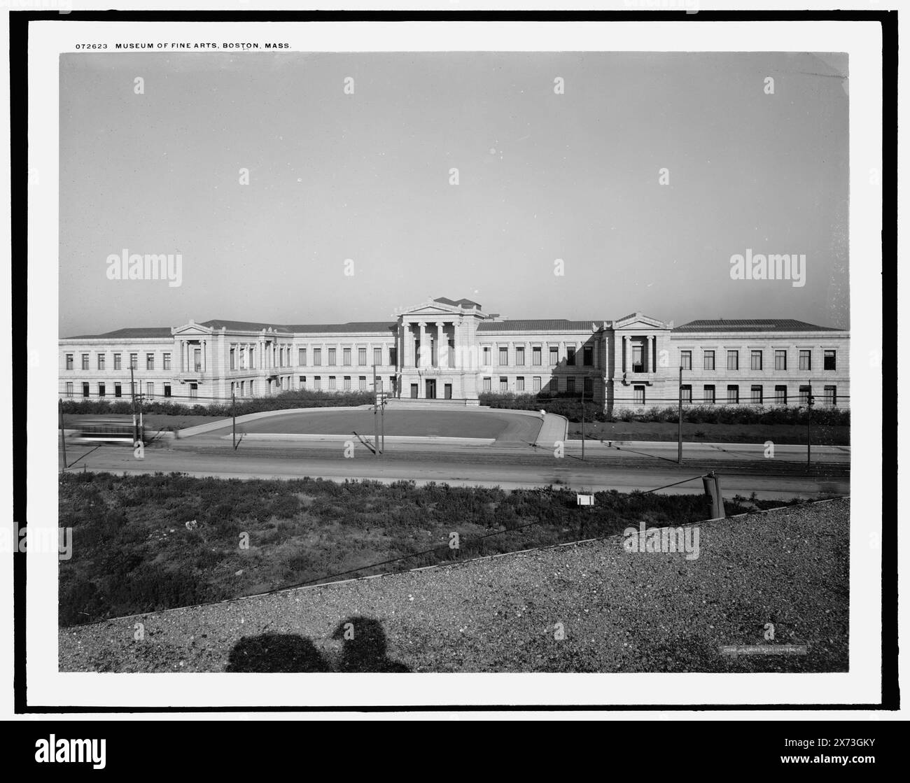 Museum of fine Arts, Boston, Massachusetts, Shadow of photographer at lower left., 'No. 541' on negative., Detroit Publishing Co. No 072623., Gift; State Historical Society of Colorado; 1949, gallerie e musei. , Stati Uniti, Massachusetts, Boston. Foto Stock